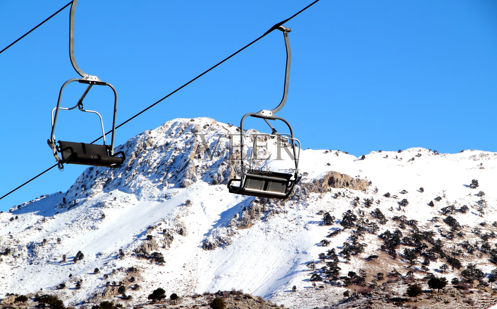 土耳其伊斯帕塔市斯诺威山的滑雪缆车照片摄影图片