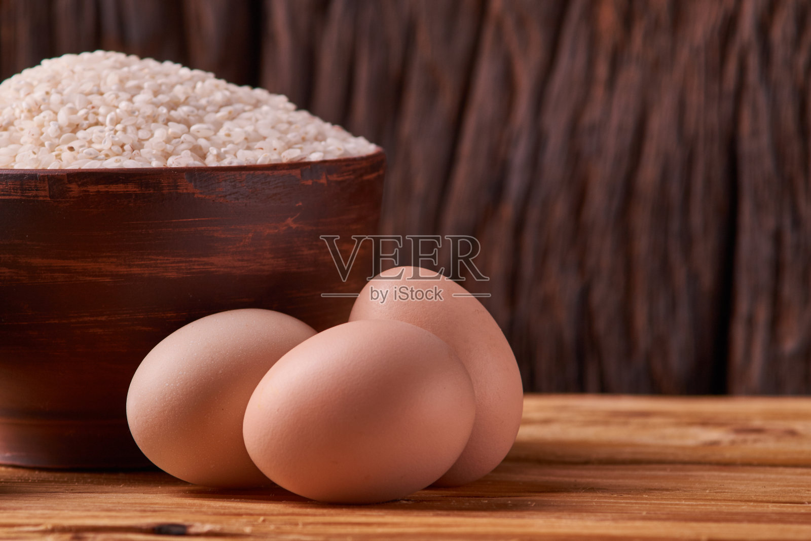 白米在泥碗桌上和鸡蛋在木头背景。概念亚洲食物照片摄影图片