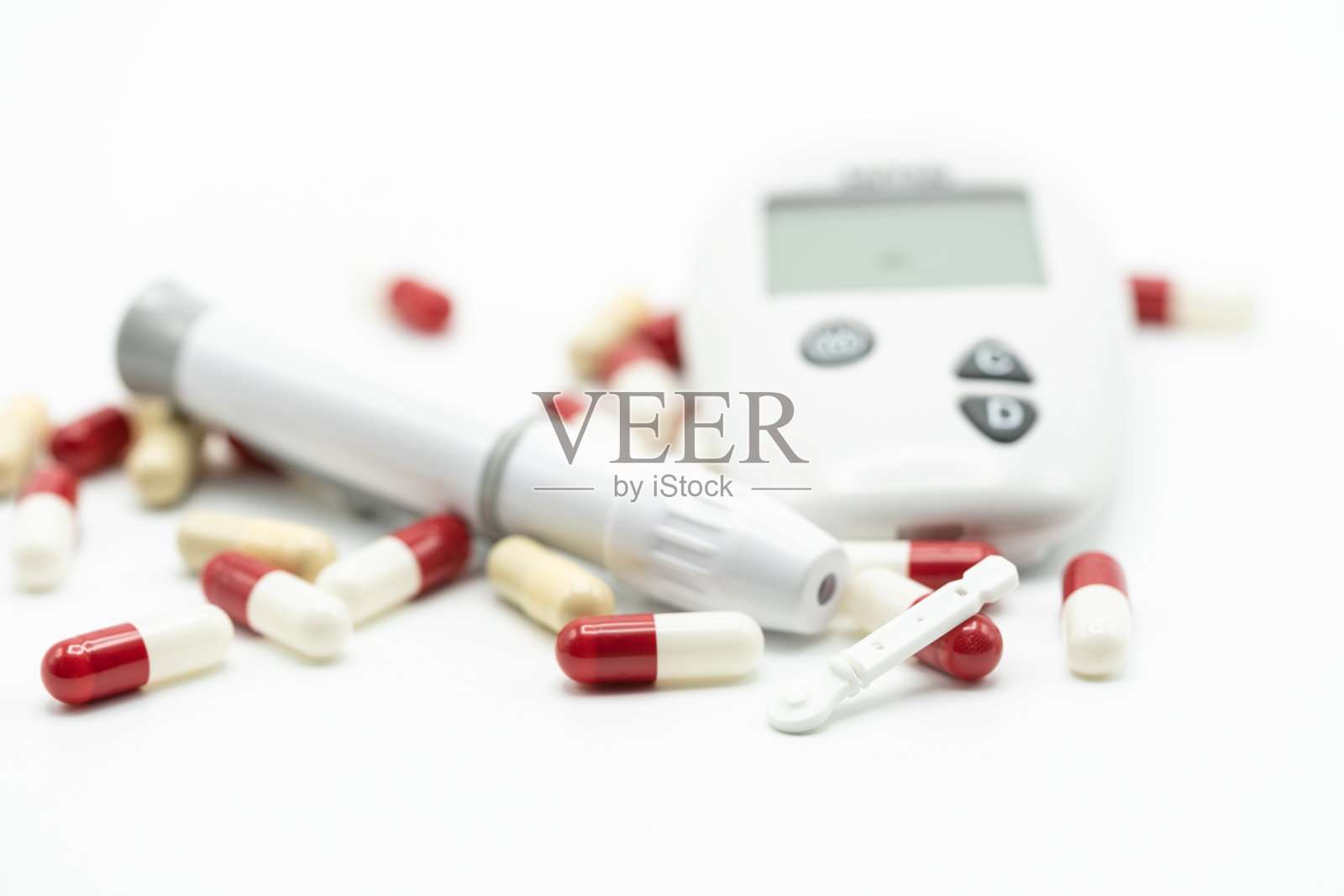 白色背景上有血糖仪，柳叶刀和药丸。医疗保健和体检，糖尿病，血糖，和人的概念。照片摄影图片