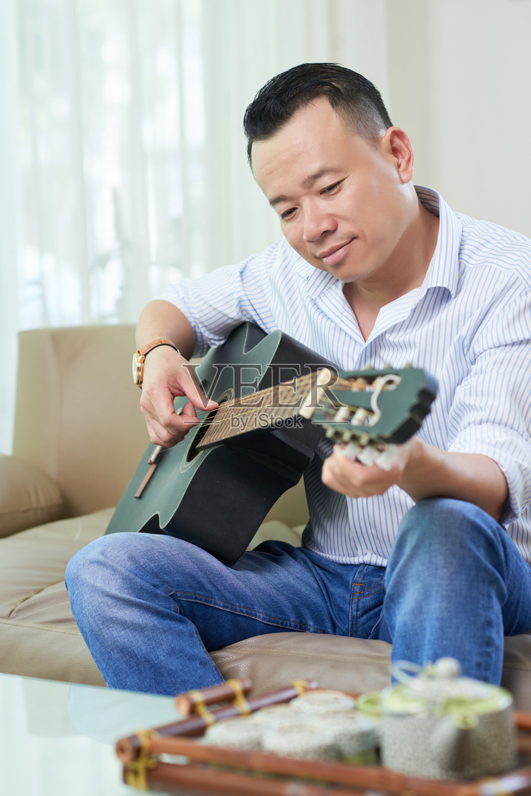 人弹吉他照片摄影图片