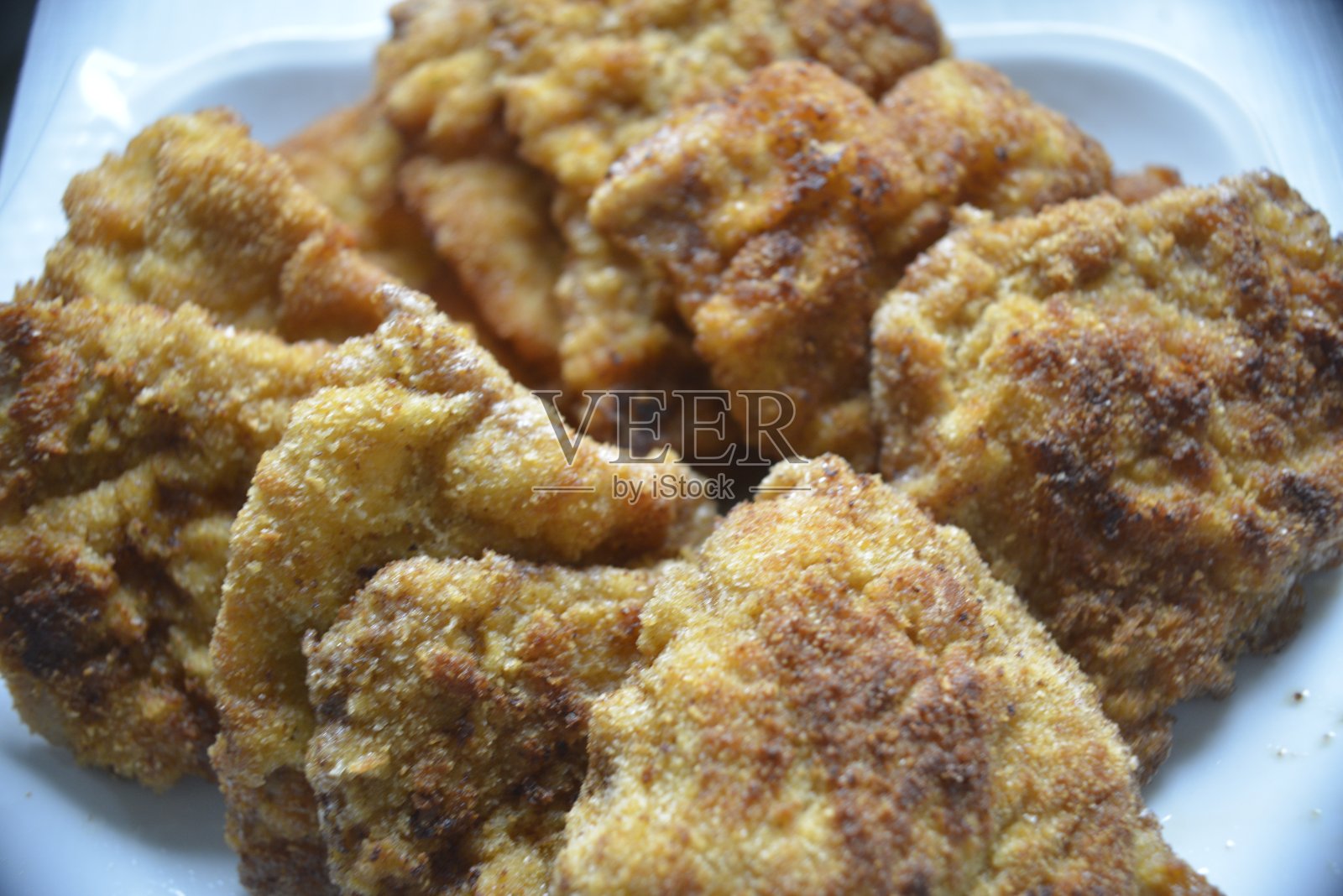 在盘子里炸过的带面包屑的肉照片摄影图片