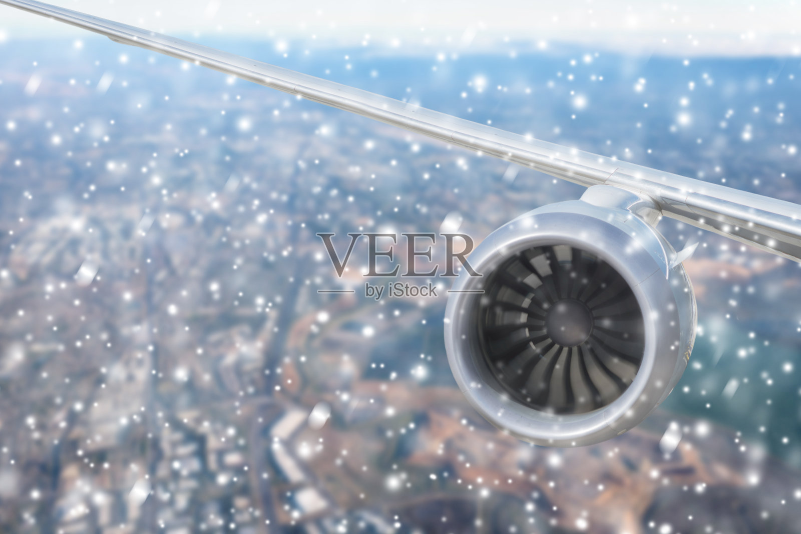 飞机引擎上方的红木海岸州立海洋公园和福斯特市在冬季降雪。旧金山。照片摄影图片