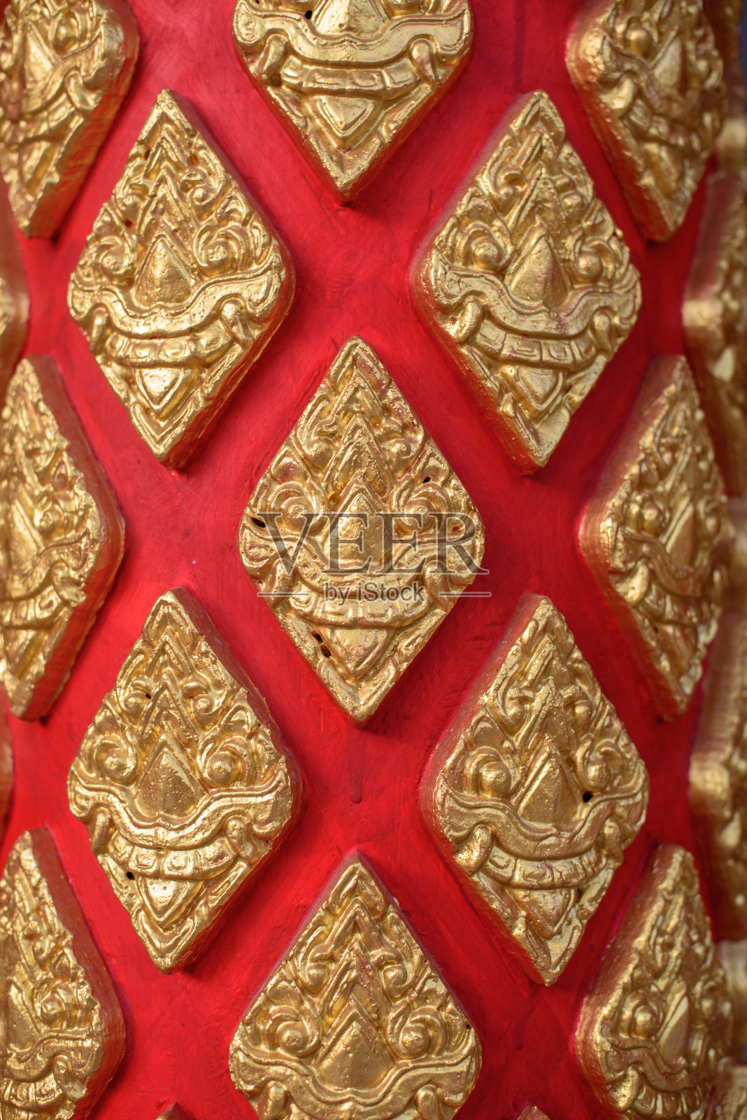 金龙雕刻在庙宇的支柱上照片摄影图片