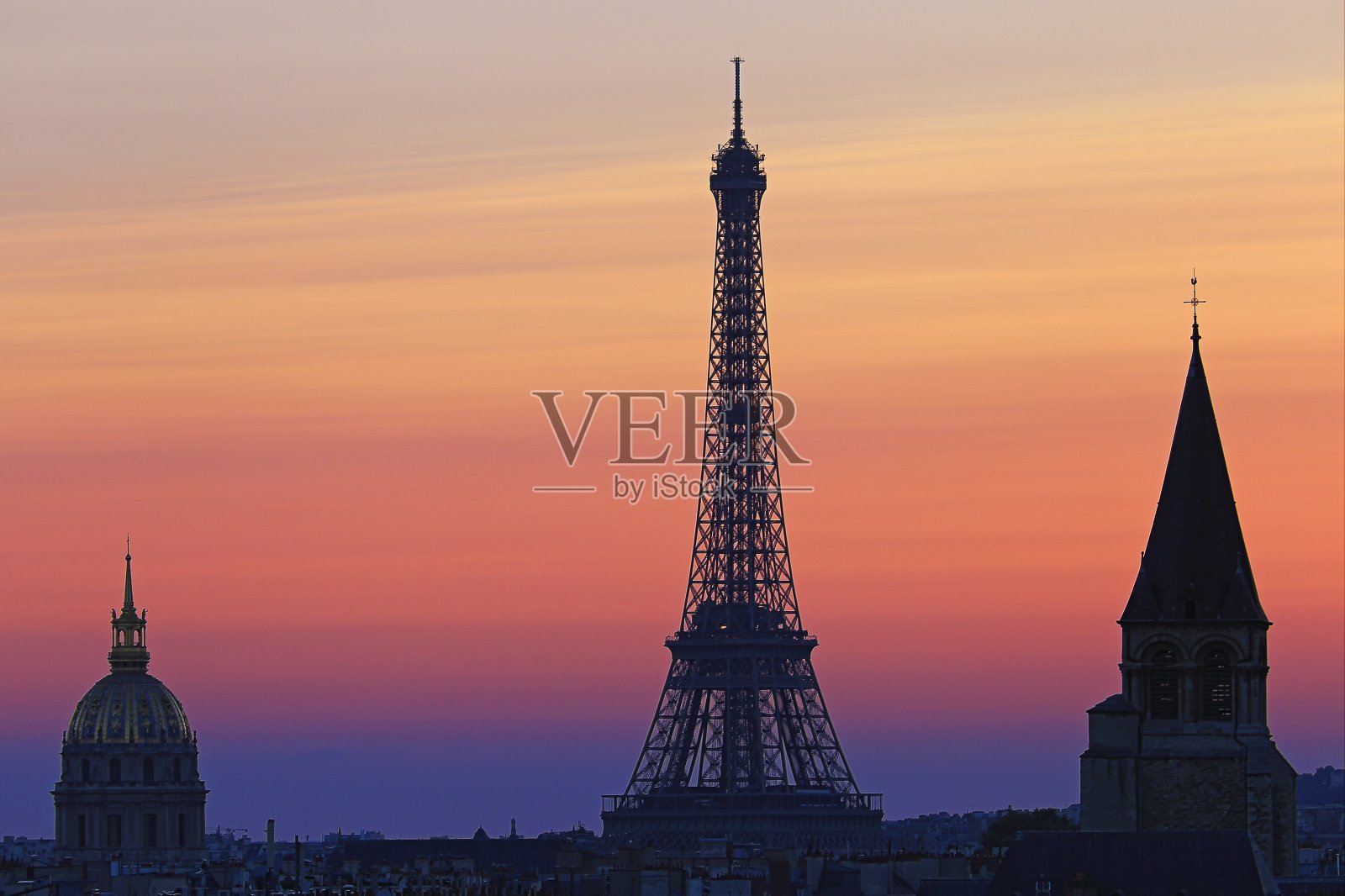 黎明时分，埃菲尔铁塔和法国屋顶建筑——法国巴黎照片摄影图片