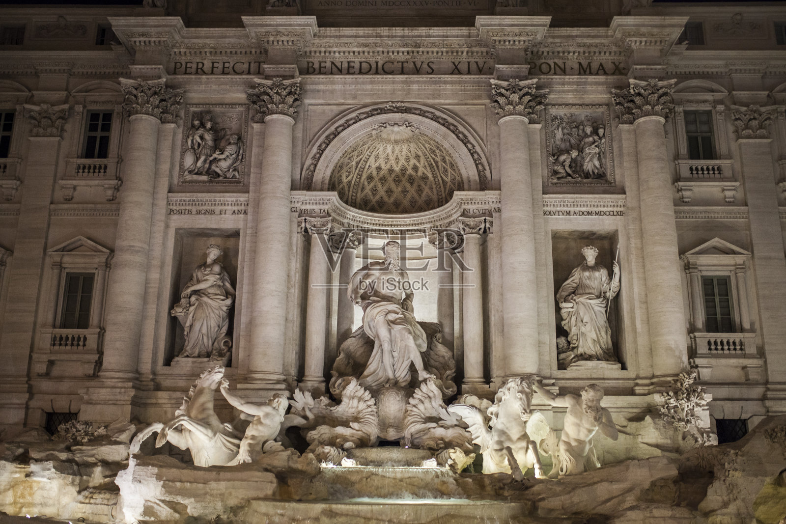 晚上的许愿池照片摄影图片