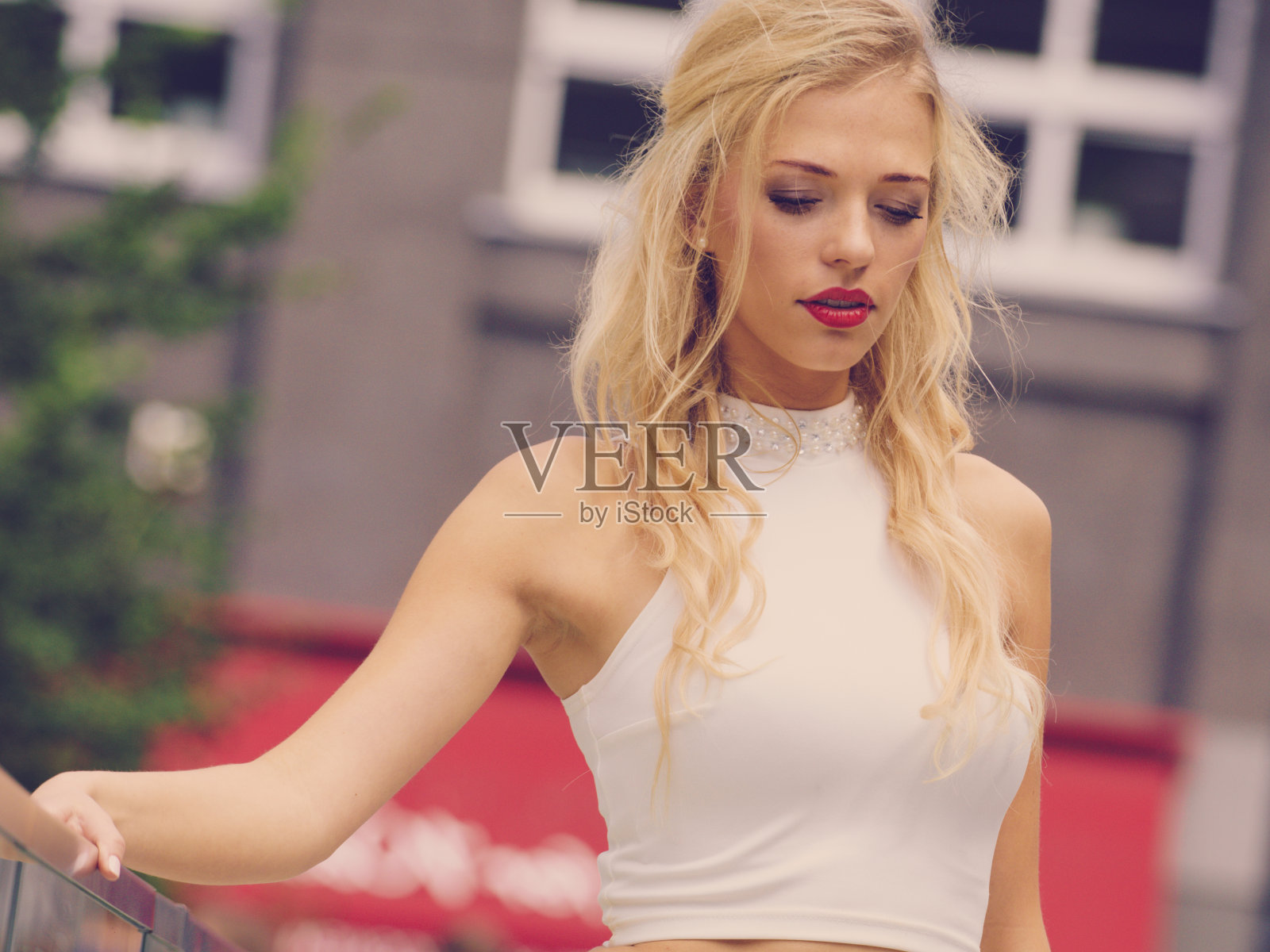 城里的金发女人照片摄影图片