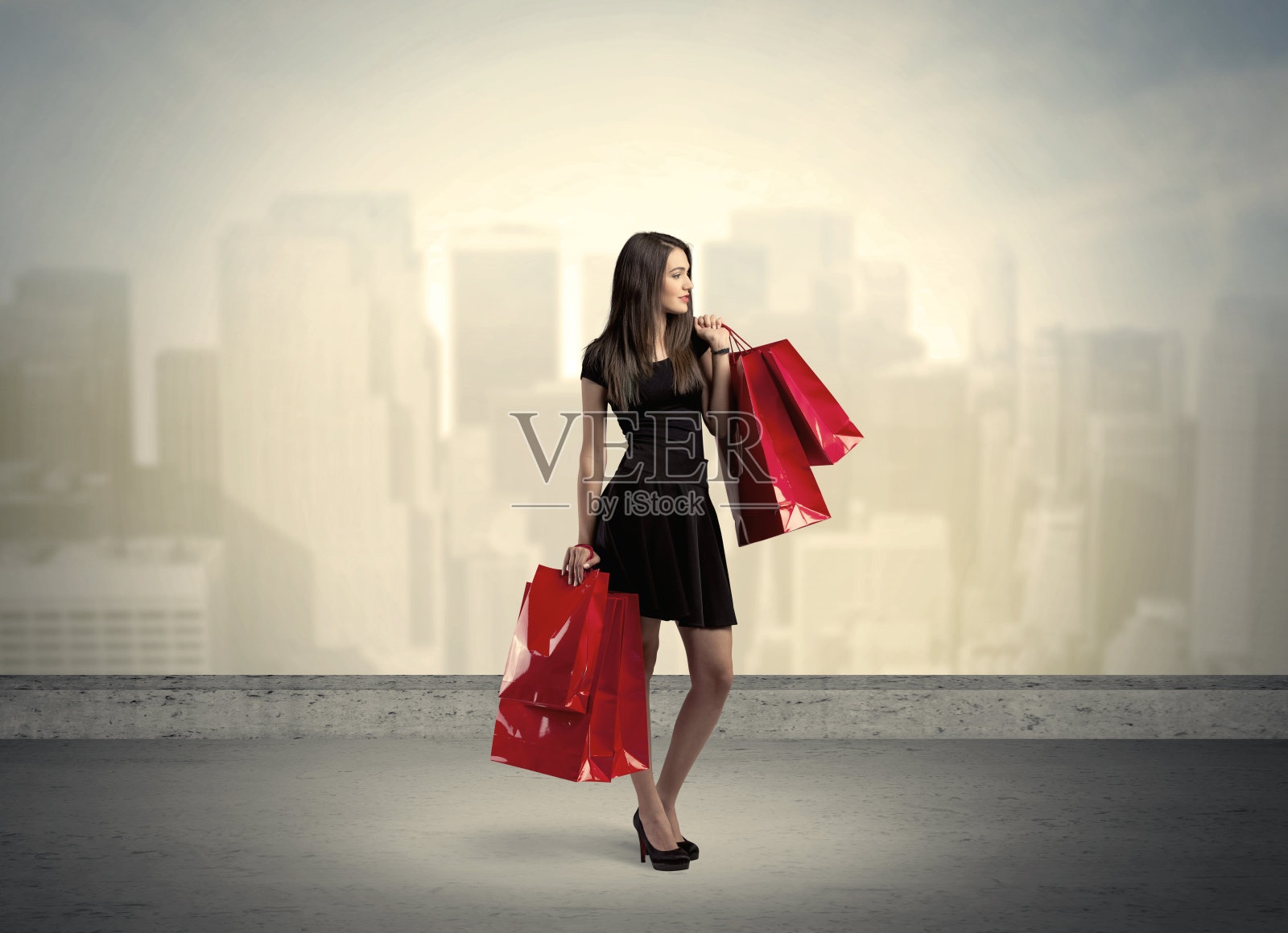 拎着购物袋的城市女人照片摄影图片