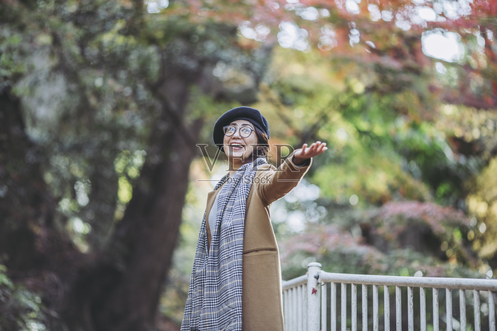 亚洲女人的落叶照片摄影图片
