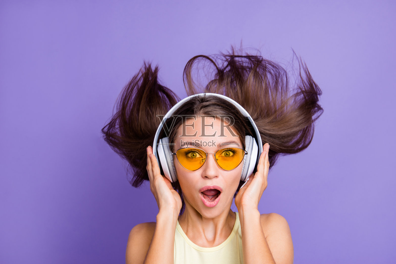 印象深刻，有吸引力，美丽，漂亮，可爱的女士与h照片摄影图片