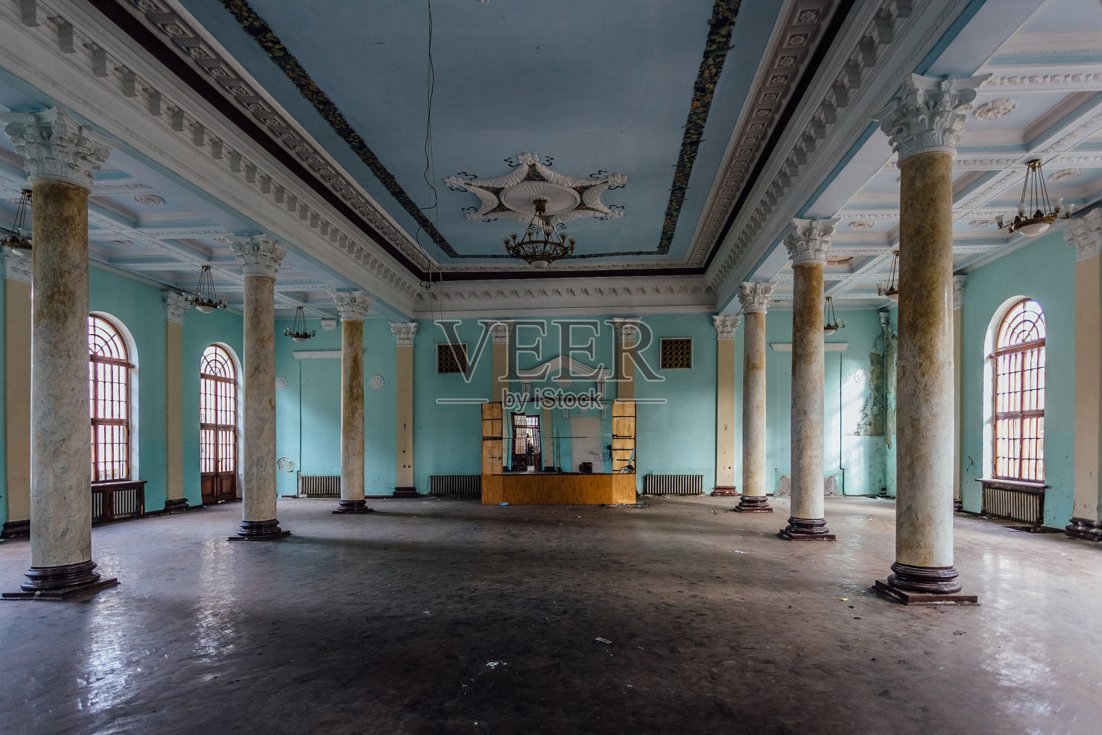 废弃公馆内的雕花大柱厅照片摄影图片