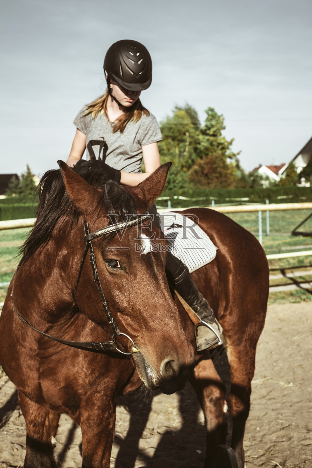 骑马的女孩照片摄影图片