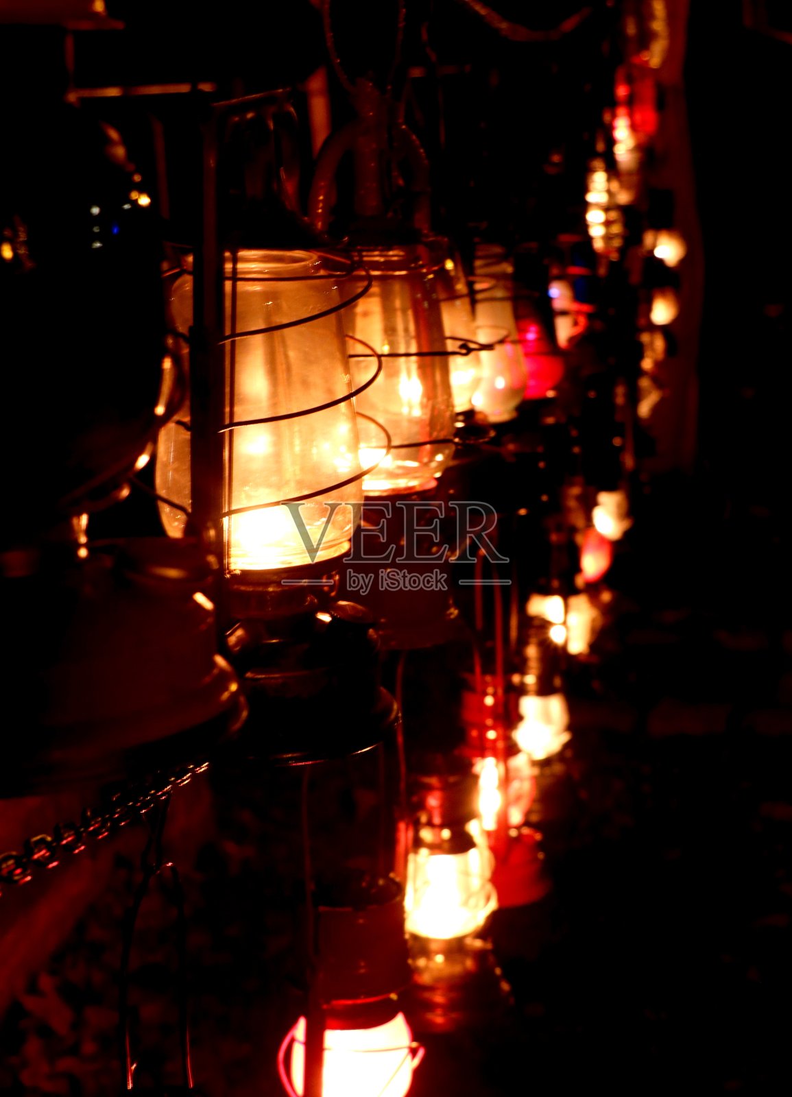 旧灯在黑暗中发光照片摄影图片