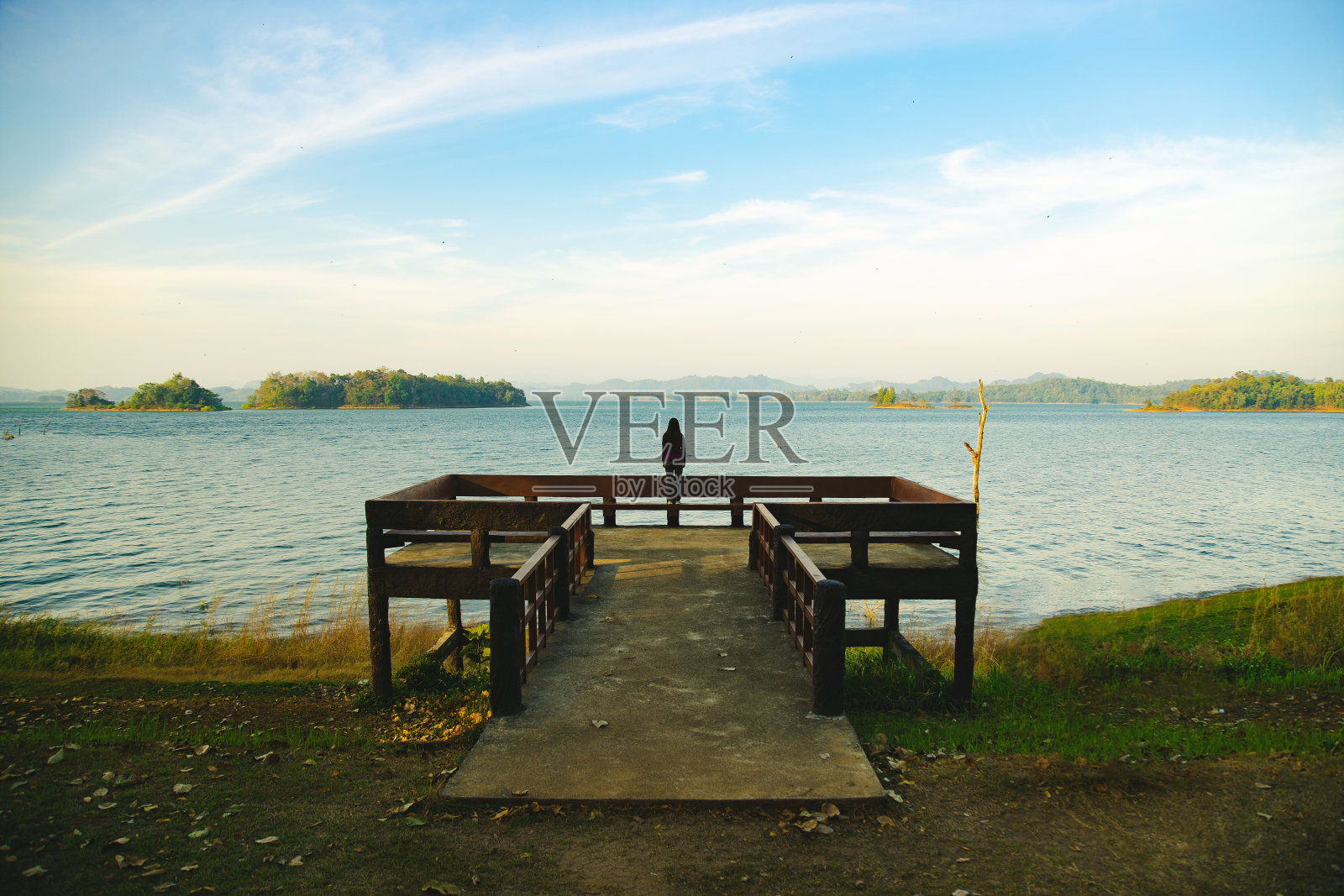 海滨日出与女孩照片摄影图片