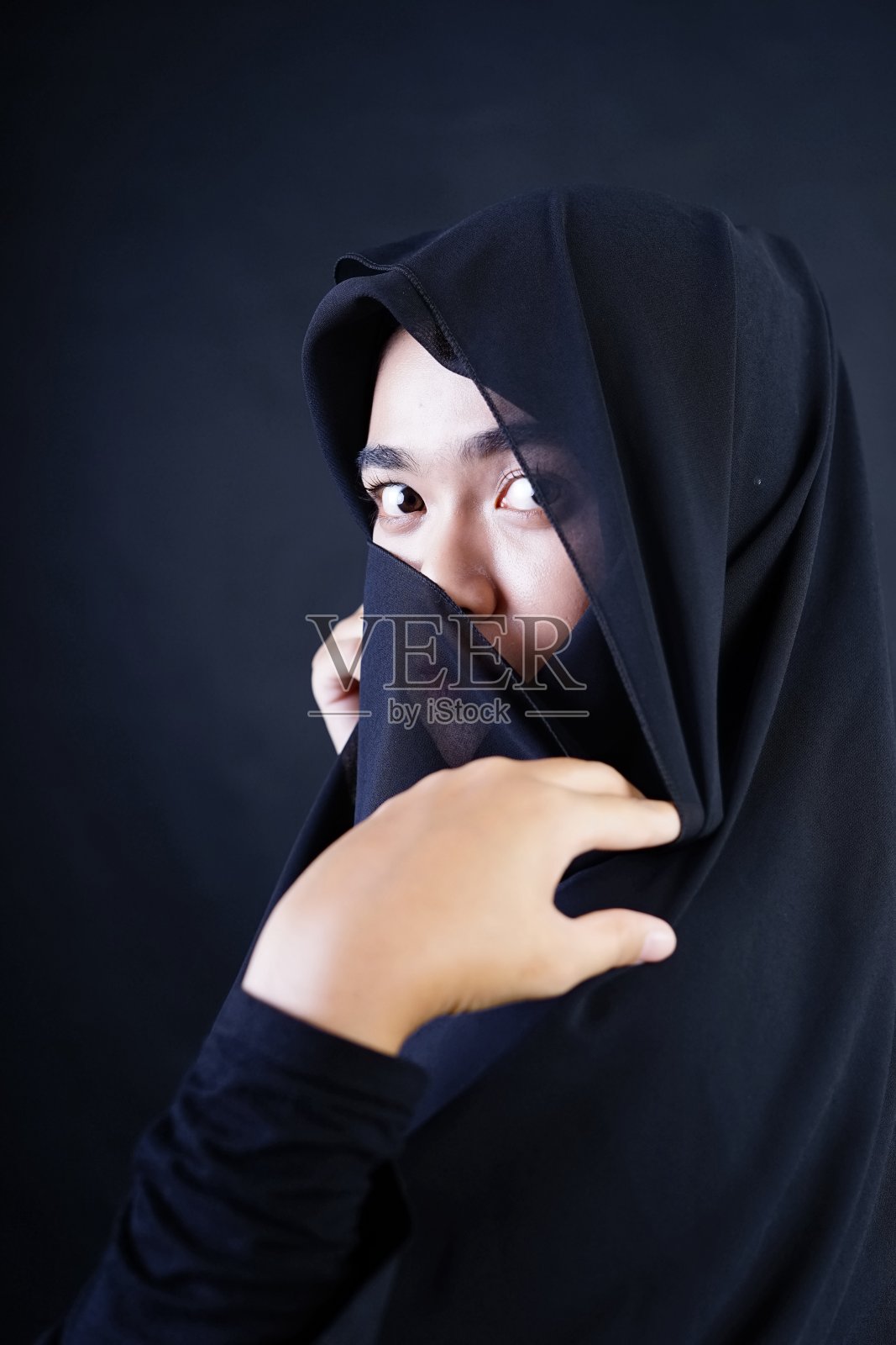 戴着罩袍的美丽穆斯林女人照片摄影图片