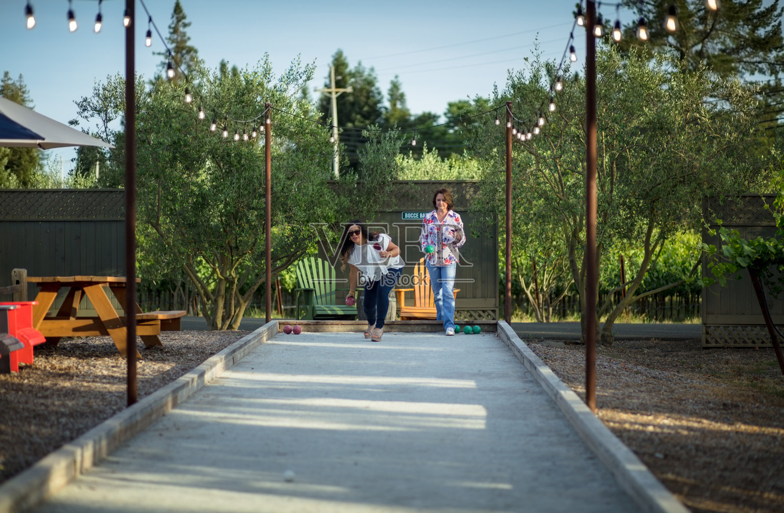 女人打地滚球照片摄影图片