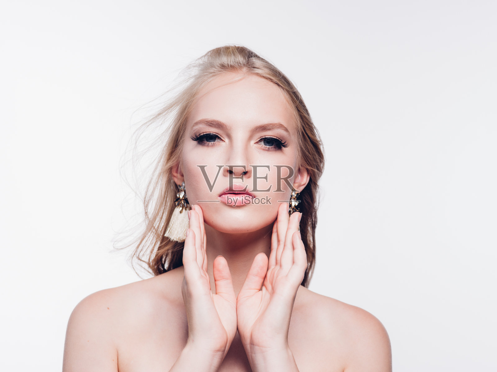 睫毛女人的眼睛靠近脸，长着漂亮的睫毛孤立在白色。照片摄影图片