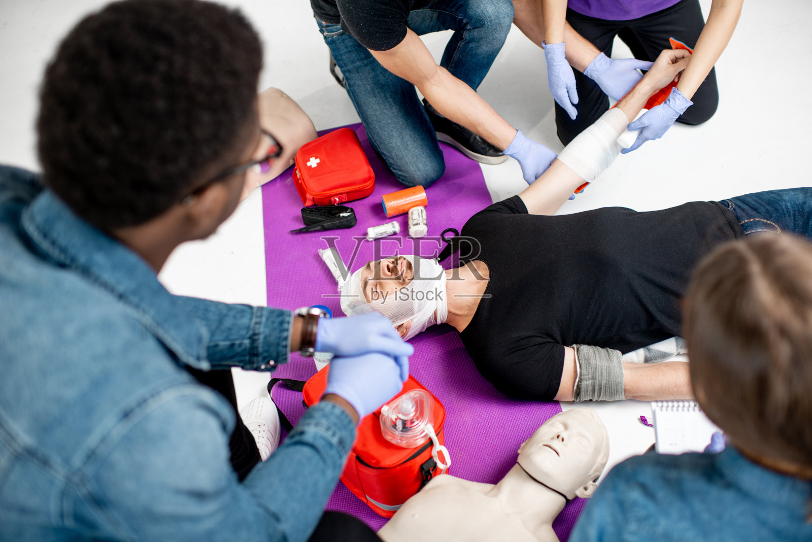 人们在接受急救训练照片摄影图片