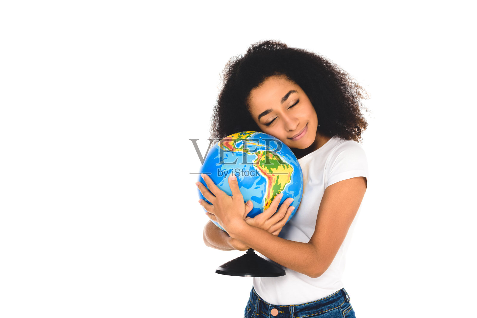 卷曲的非洲裔美国女孩拥抱地球孤立的白人照片摄影图片