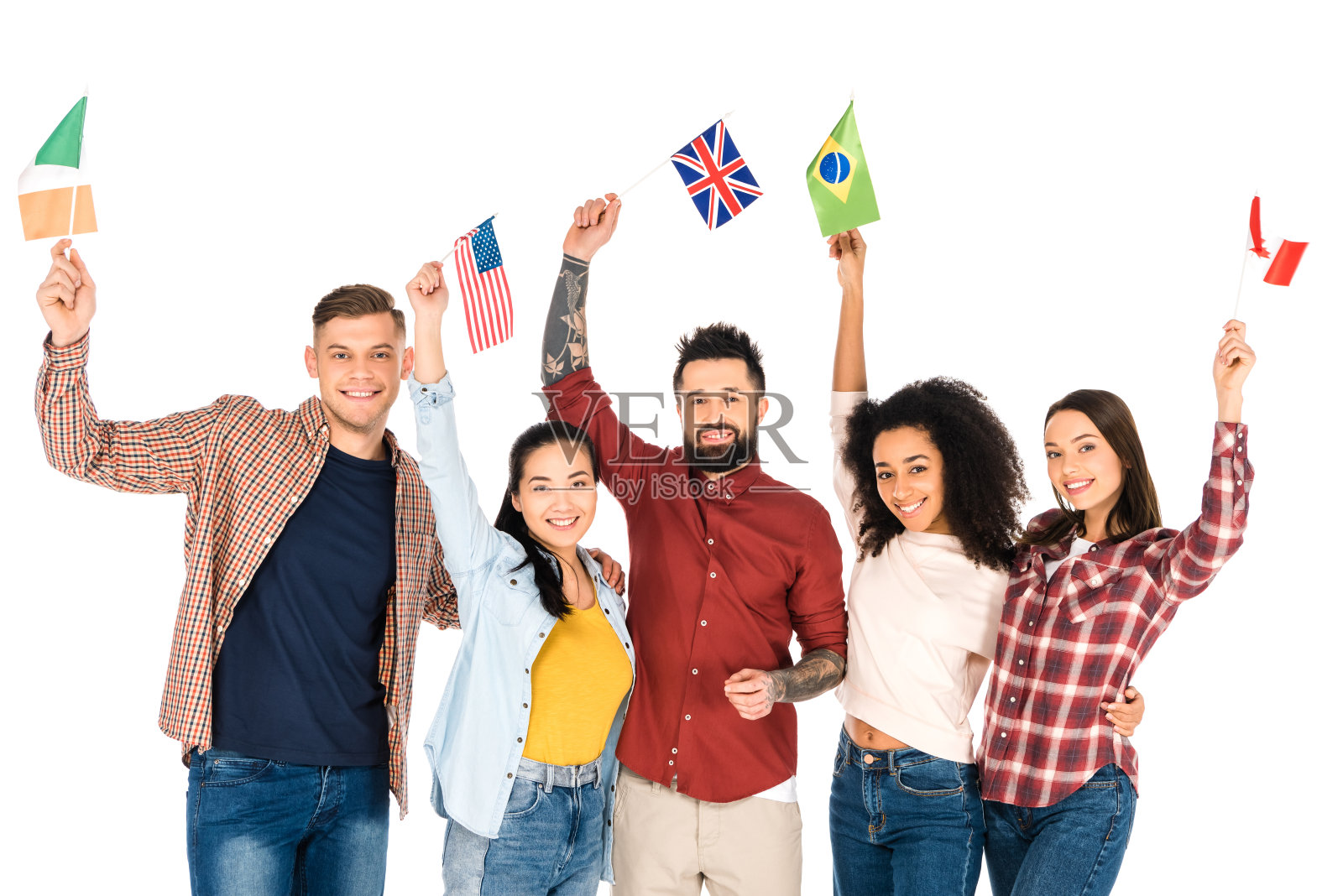 多民族的人们面带微笑，头顶上挂着不同国家的国旗照片摄影图片