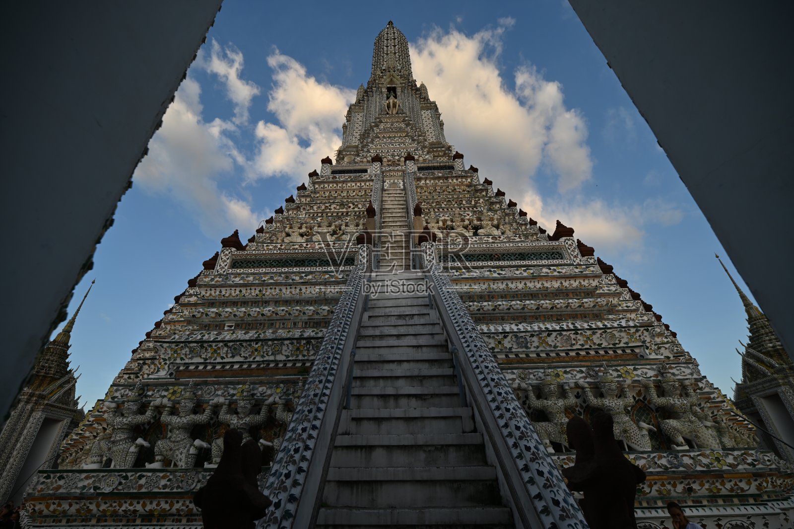 Ratchawararam Wat Arun Ratchawaramahawihan或Wat Arun是黎明寺庙在曼谷，泰国。照片摄影图片