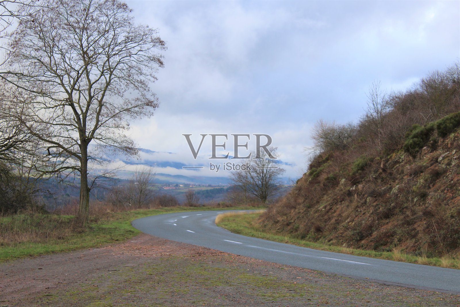 卢瓦尔省公路-弯道照片摄影图片