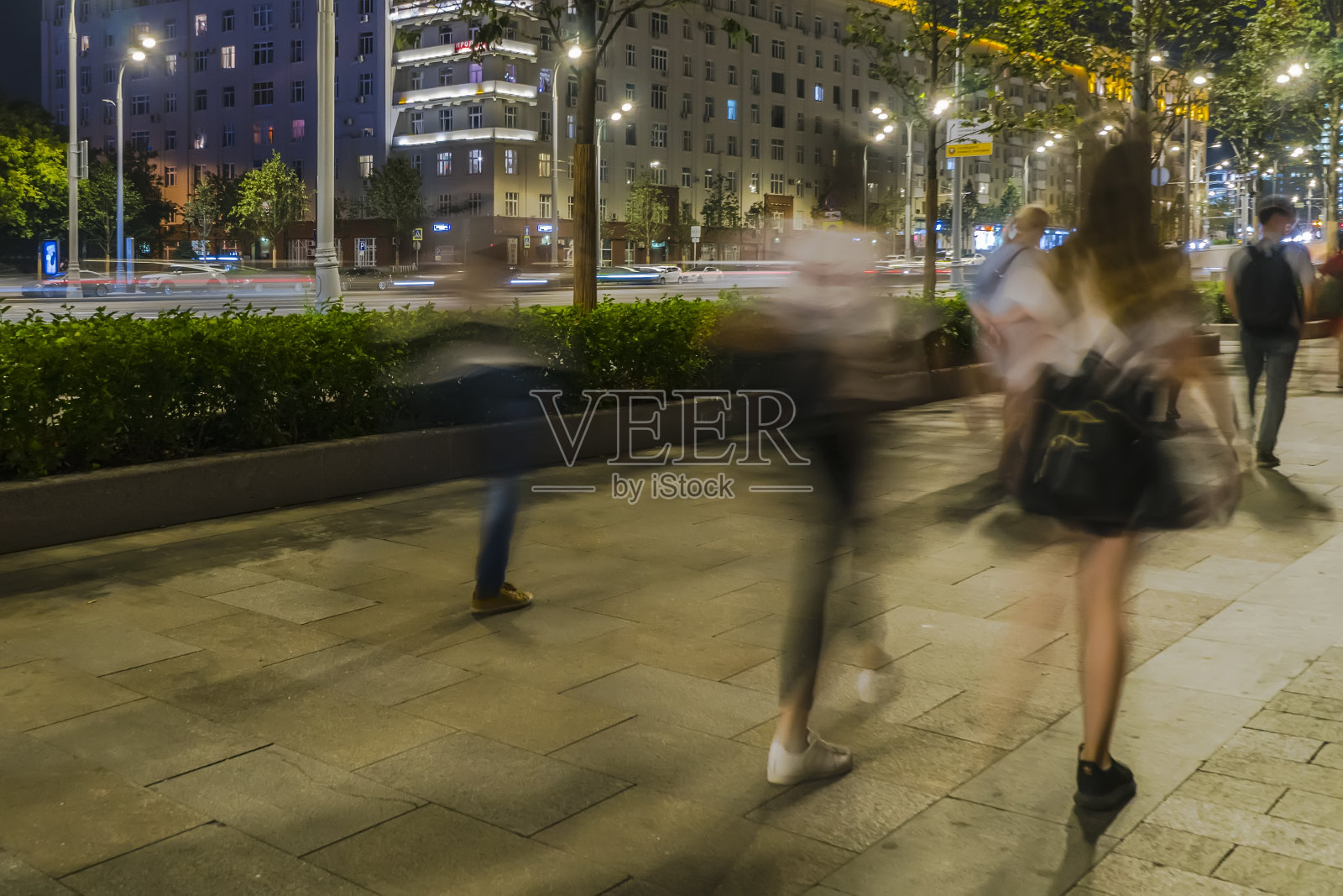 沿着城市街道的行人和汽车照片摄影图片