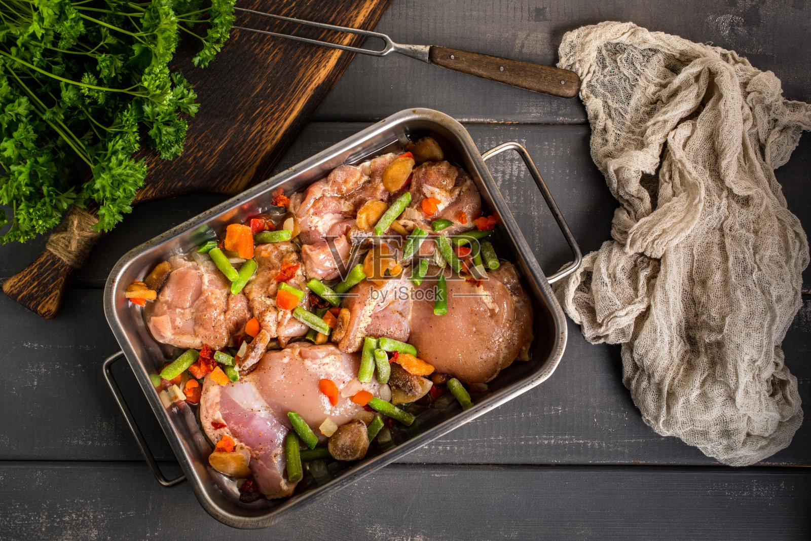 用于烤鸡肉和蔬菜。照片摄影图片