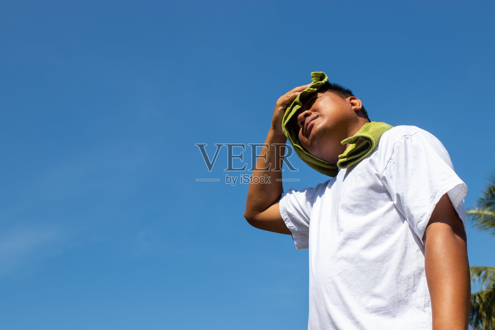 年轻男人与中暑照片摄影图片