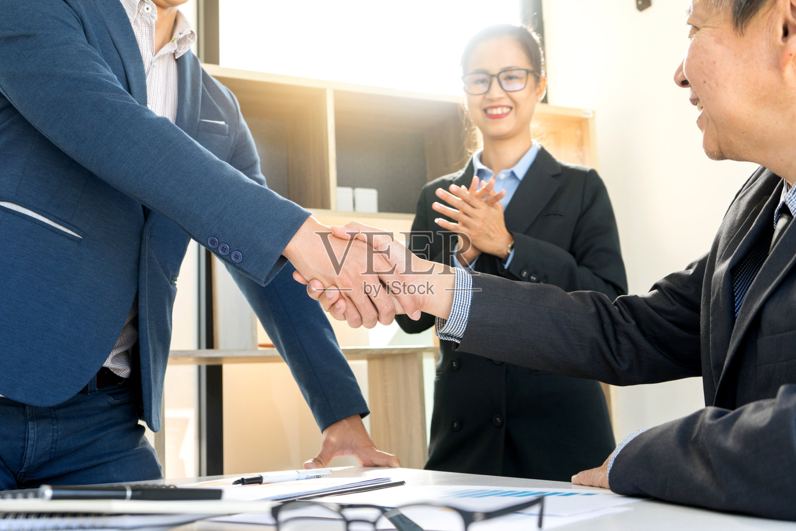 商人握手，为商业项目团队合作照片摄影图片