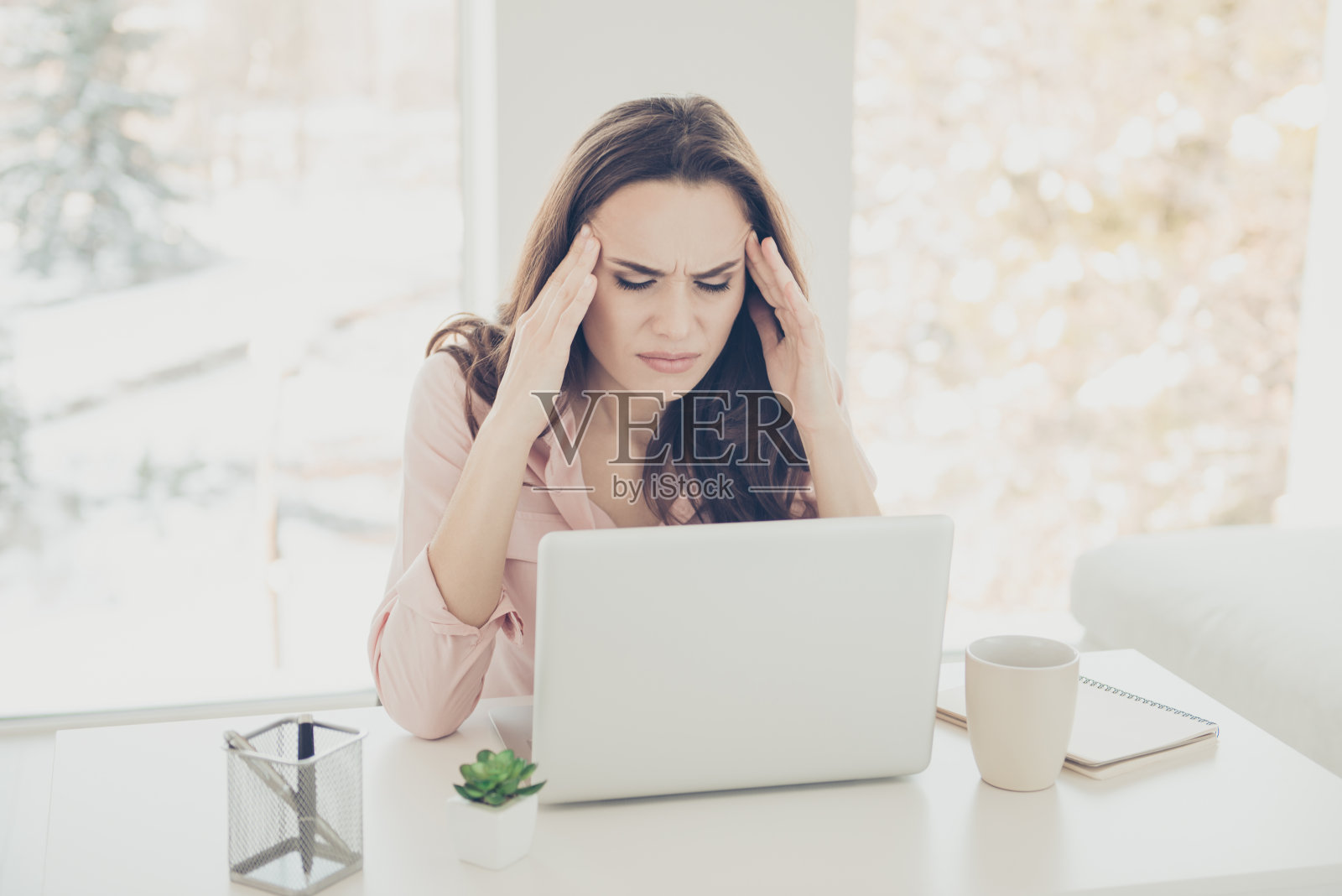 迷人的悲伤女士特写照片摄影图片