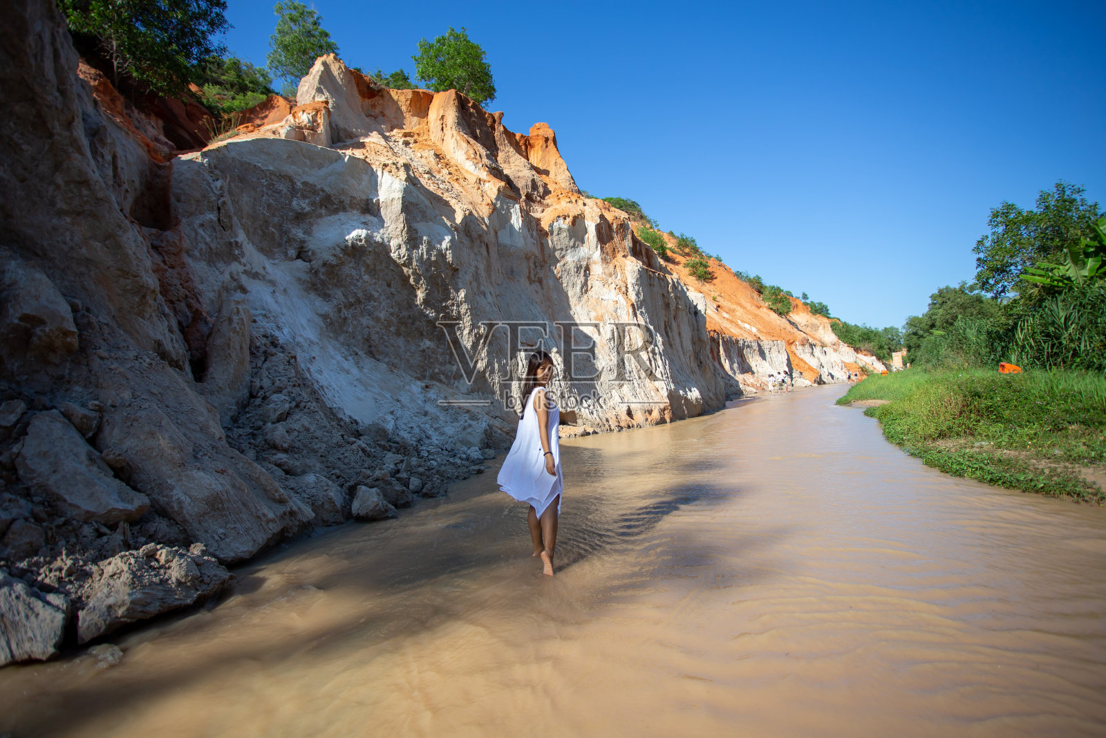 肖像亚洲女人旅行，仙溪(Suoi Tien)梅奈，越南。照片摄影图片