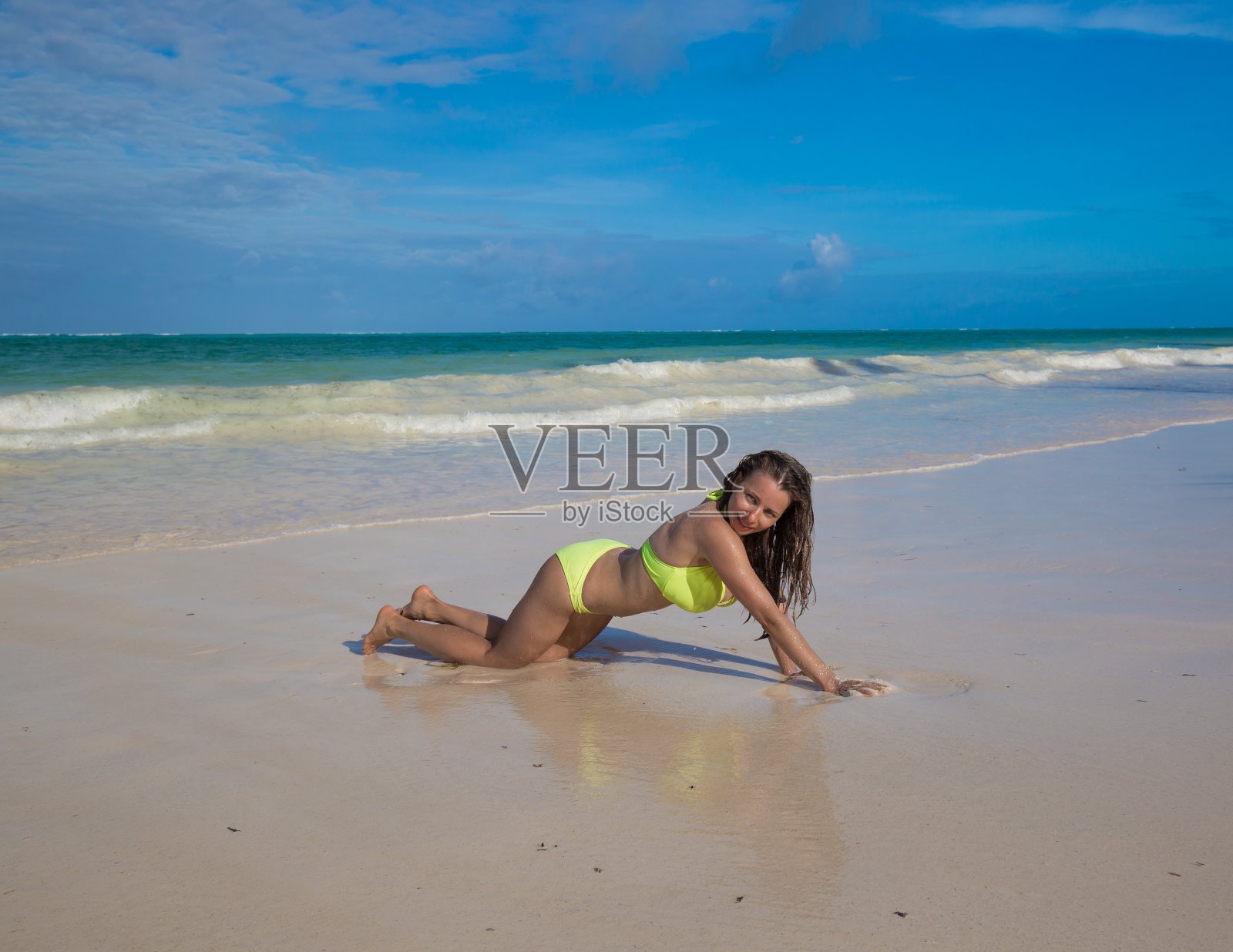 桑给巴尔，女人，黄色比基尼，性感照片摄影图片