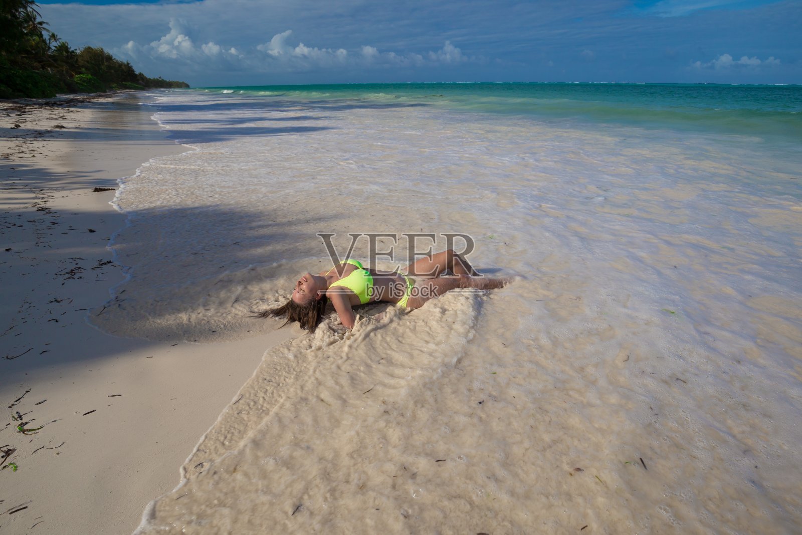 桑给巴尔，女人，黄色比基尼，性感照片摄影图片