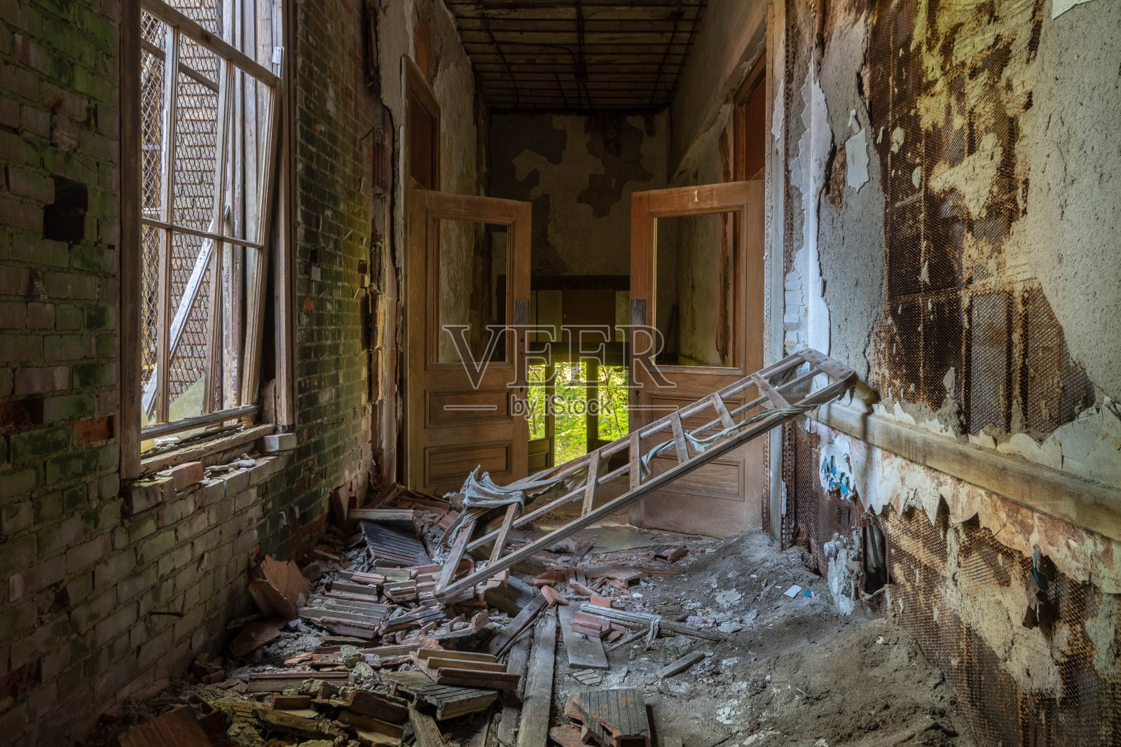一所废弃的高中，破败不堪的走廊照片摄影图片