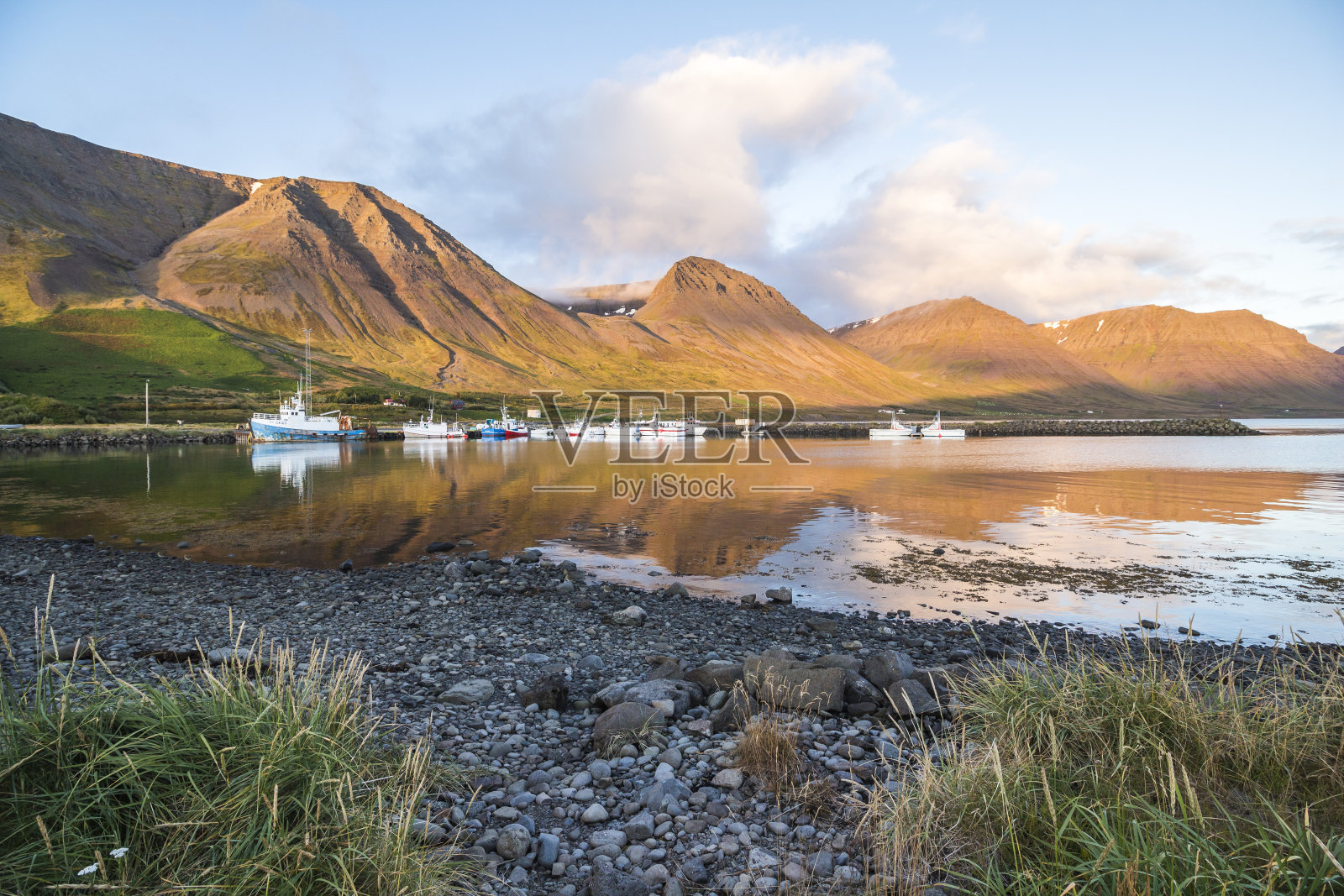 美丽的冰岛风景，日落前的海湾，西峡湾照片摄影图片