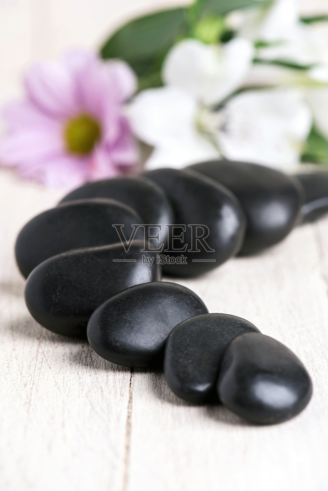 用禅宗鹅卵石花平衡堆叠照片摄影图片