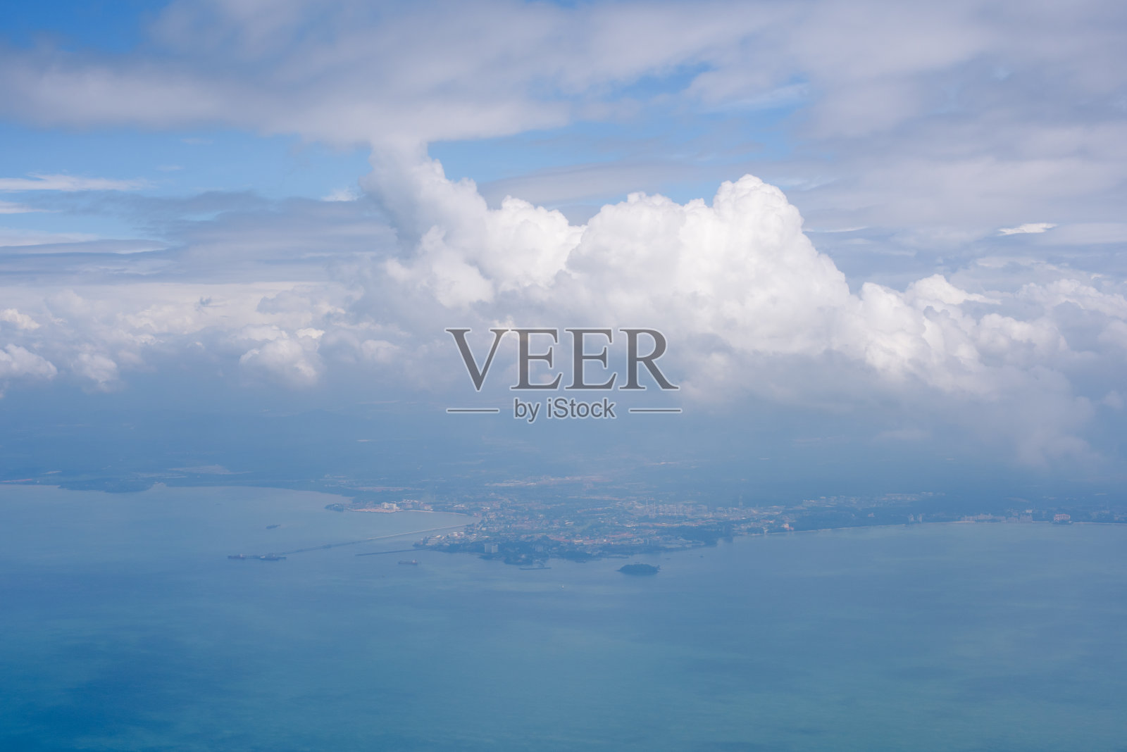 飞机上的云朵和蓝天照片摄影图片