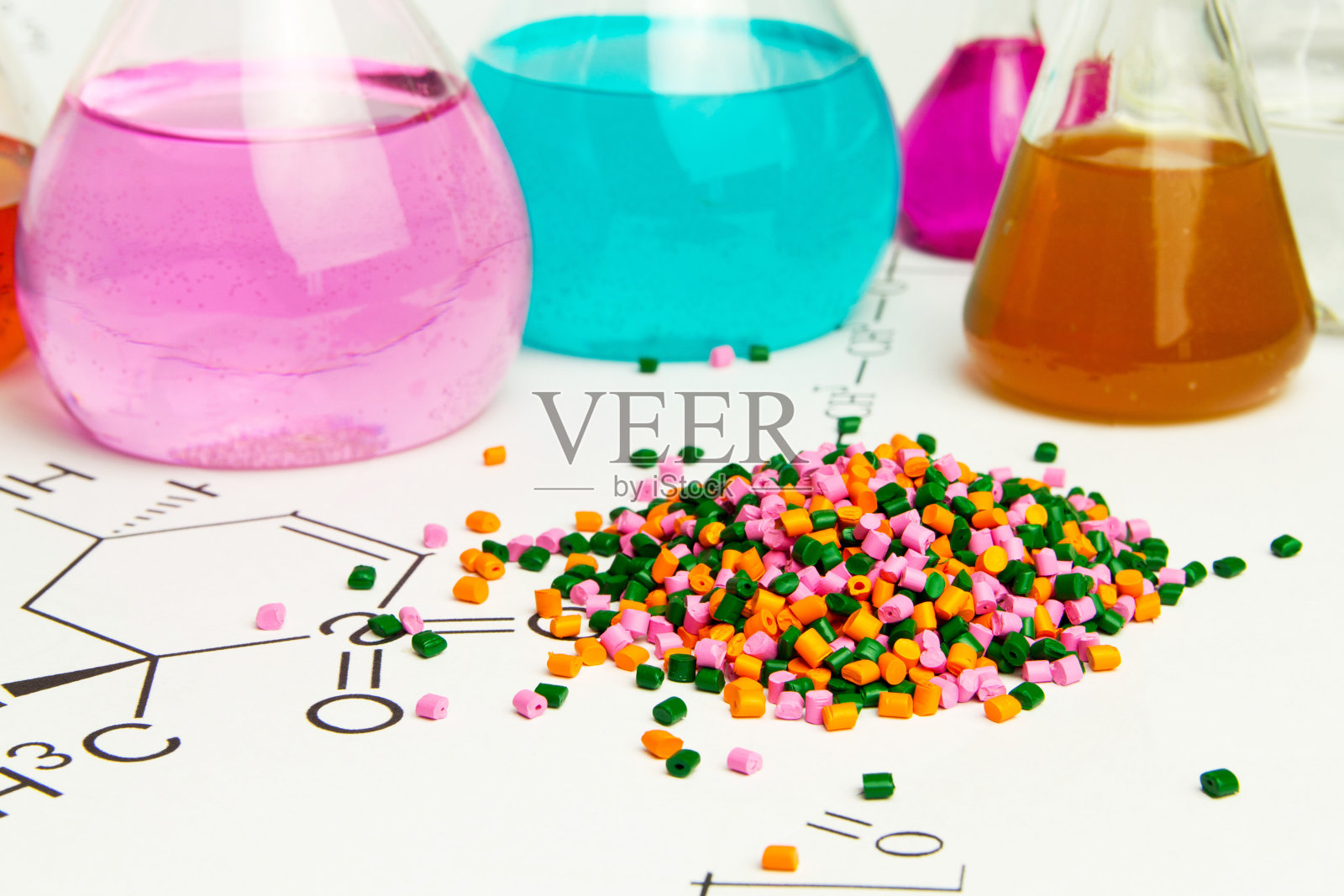 塑料原料在颗粒化学实验室和试剂的背景下。聚丙烯，乙烯，实验室条件下的聚丙烯研究照片摄影图片