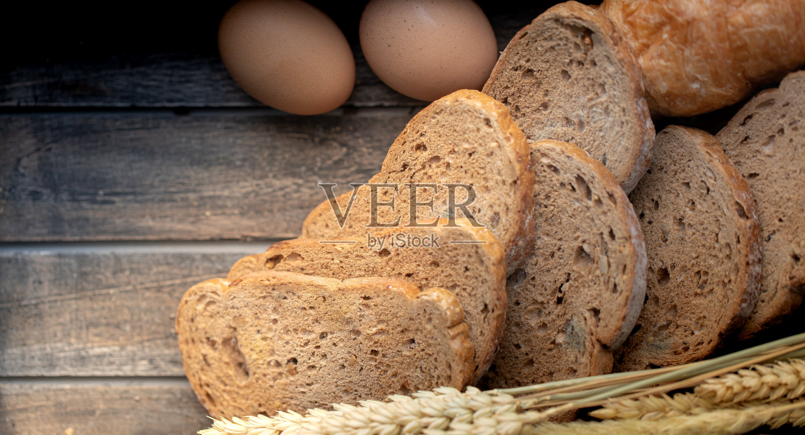 上面有几片坏面包菌类。照片摄影图片