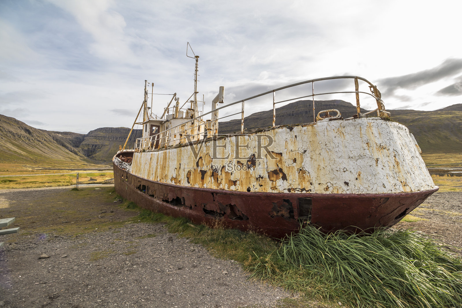 令人印象深刻的船残骸Gardar BA64在西峡湾，冰岛的广角视图照片摄影图片
