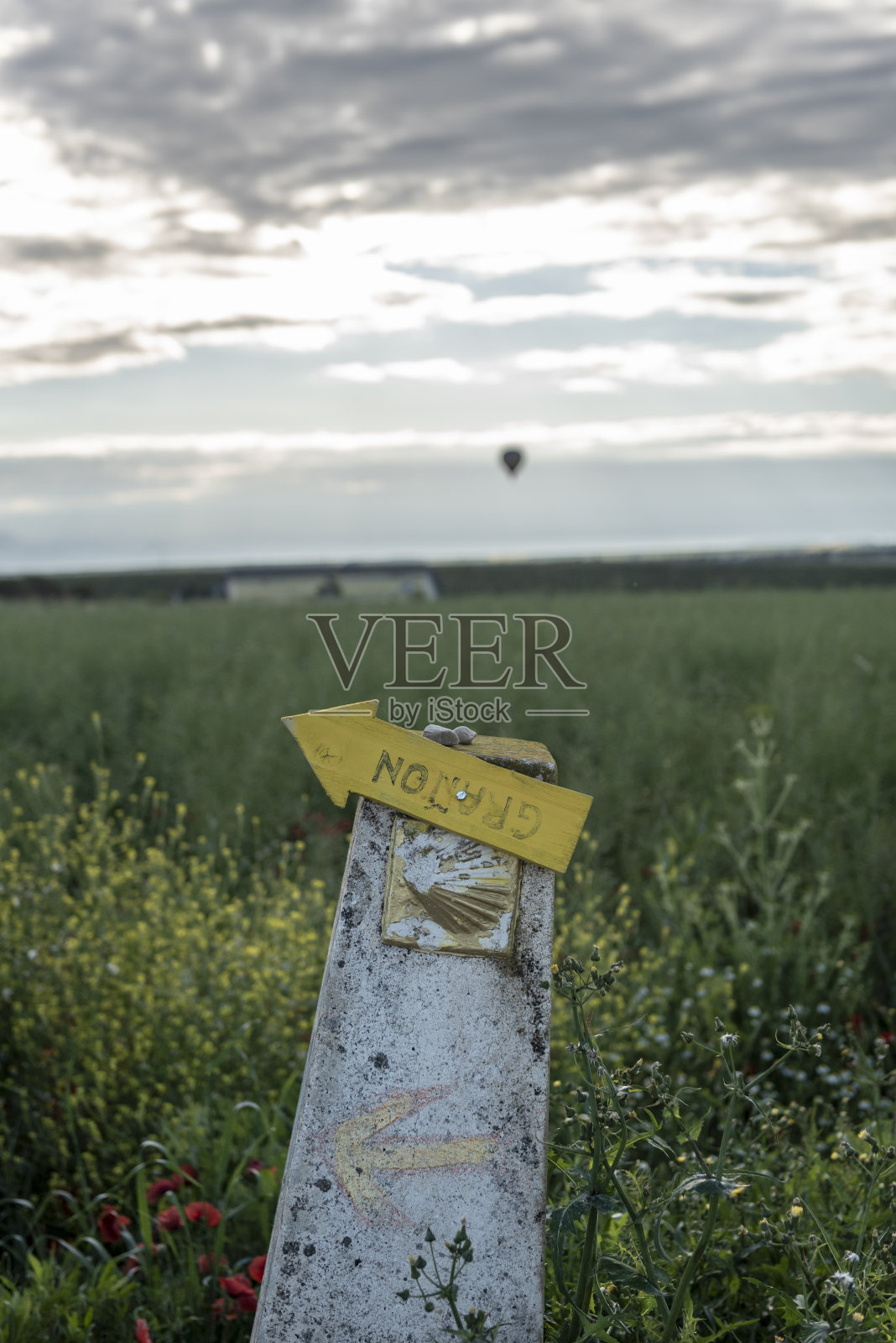 从圣地亚哥大道到Grañón照片摄影图片