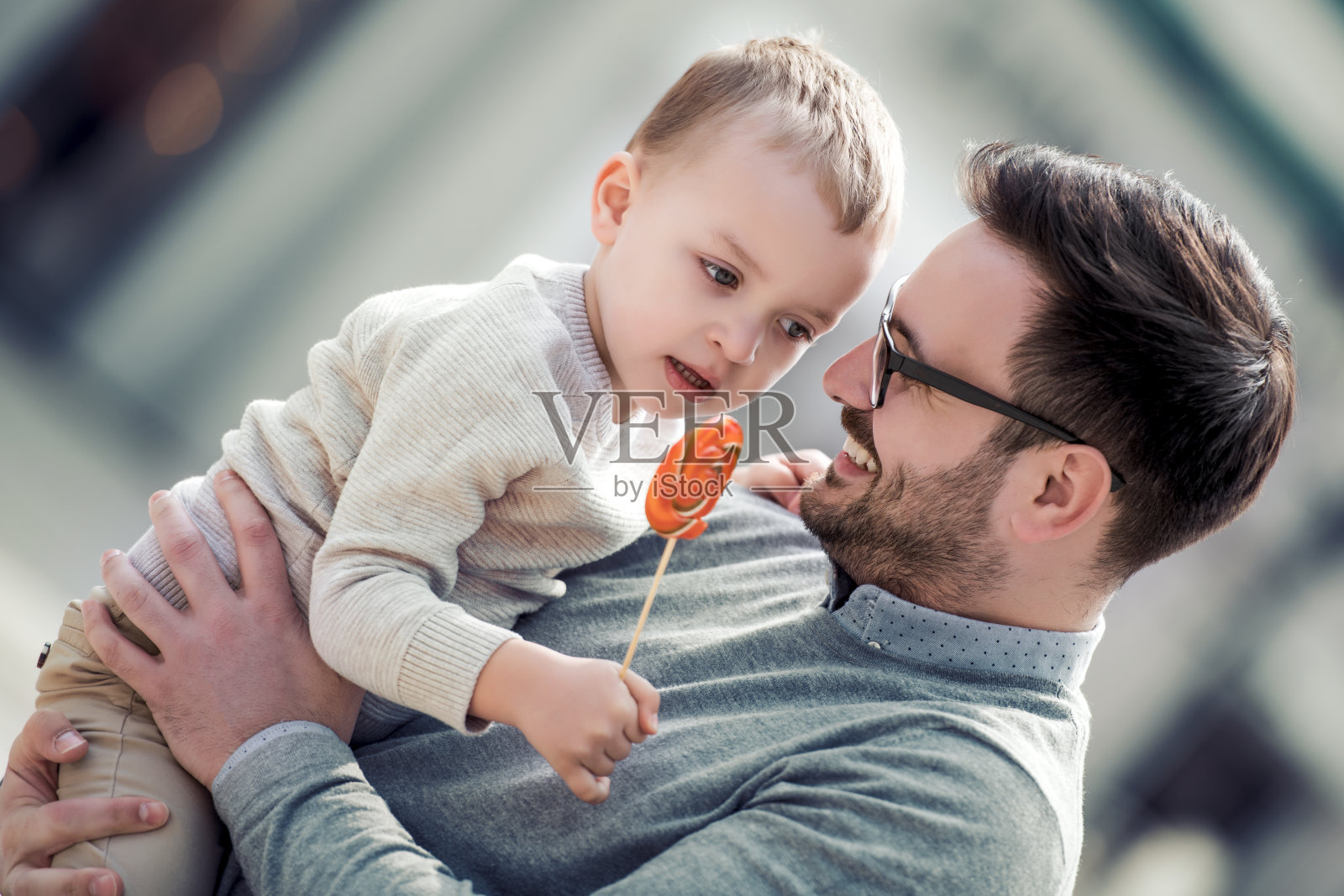 父亲和儿子在一起享受照片摄影图片