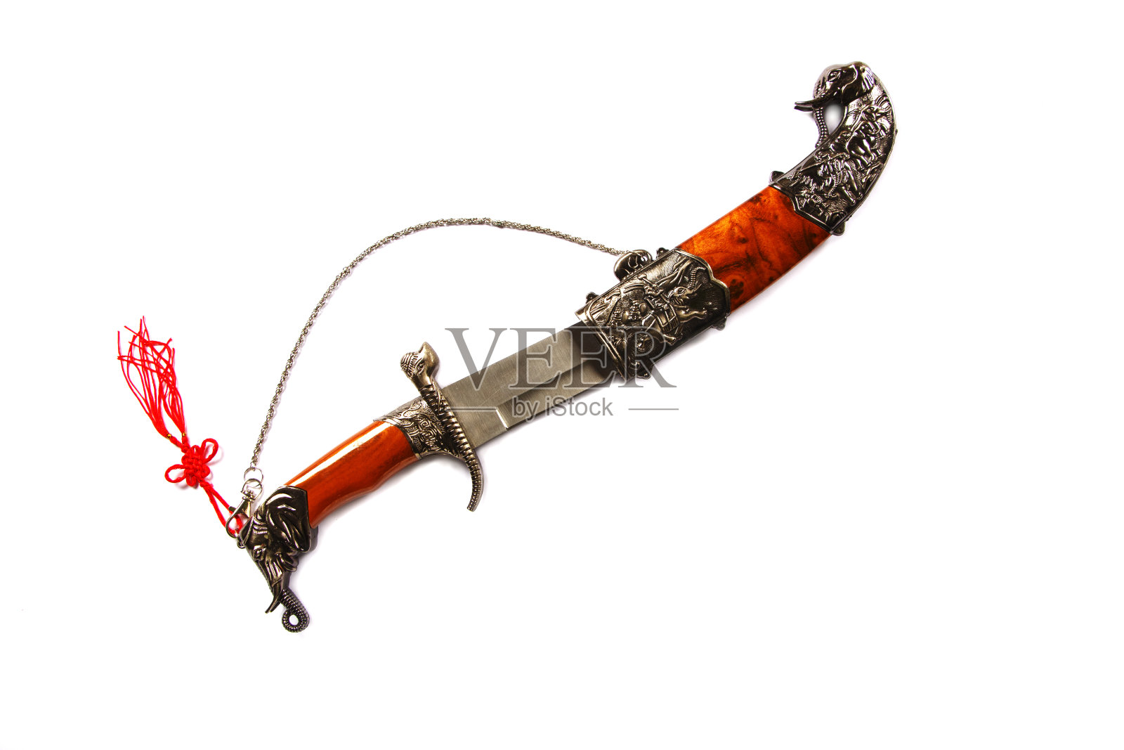 在白色背景上孤立有装饰性鞘的弯曲仪式用匕首刀。白色背景上的老式匕首。白色的匕首模型。照片摄影图片