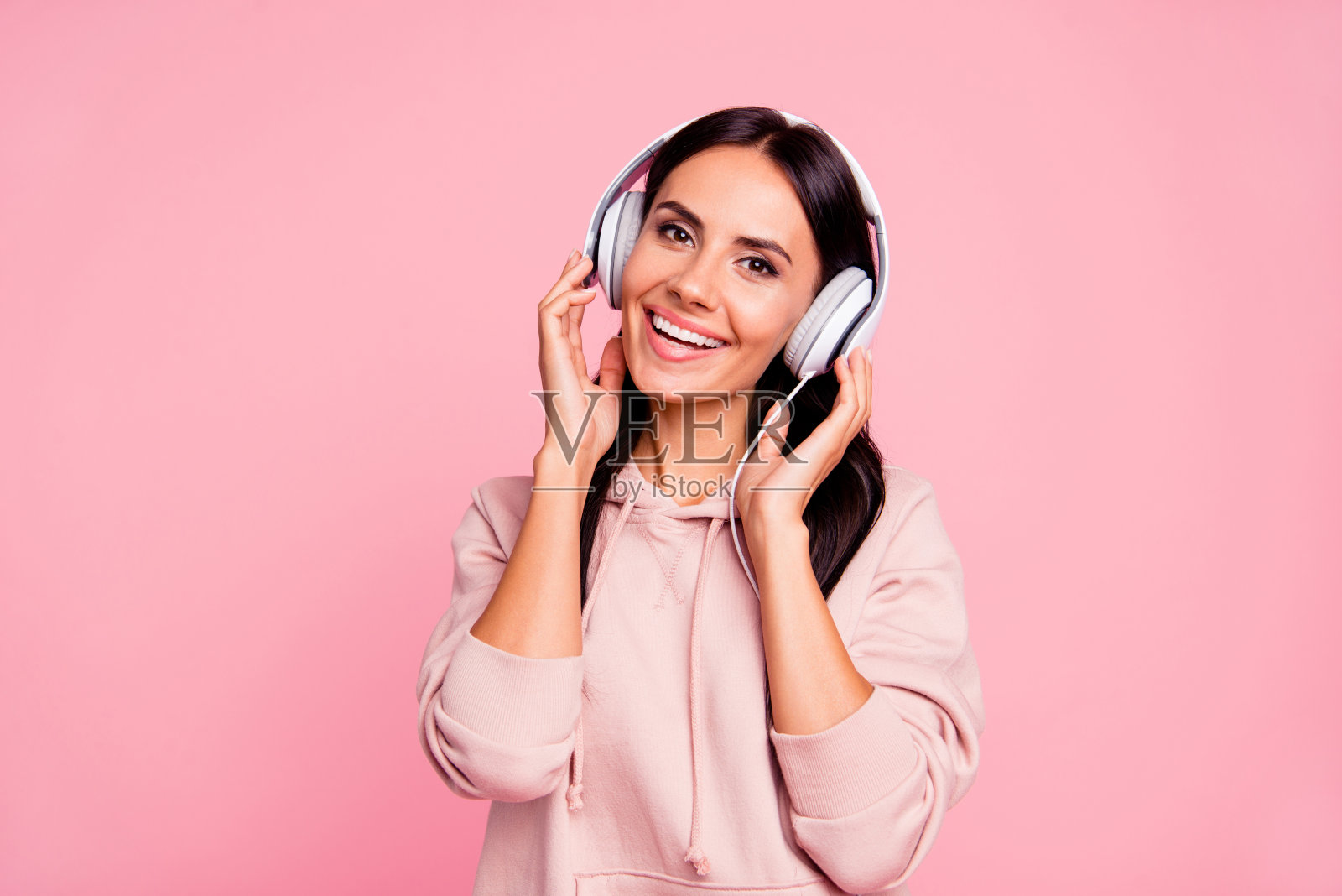 肖像迷人的女士与她穿在城市休闲服装照片摄影图片