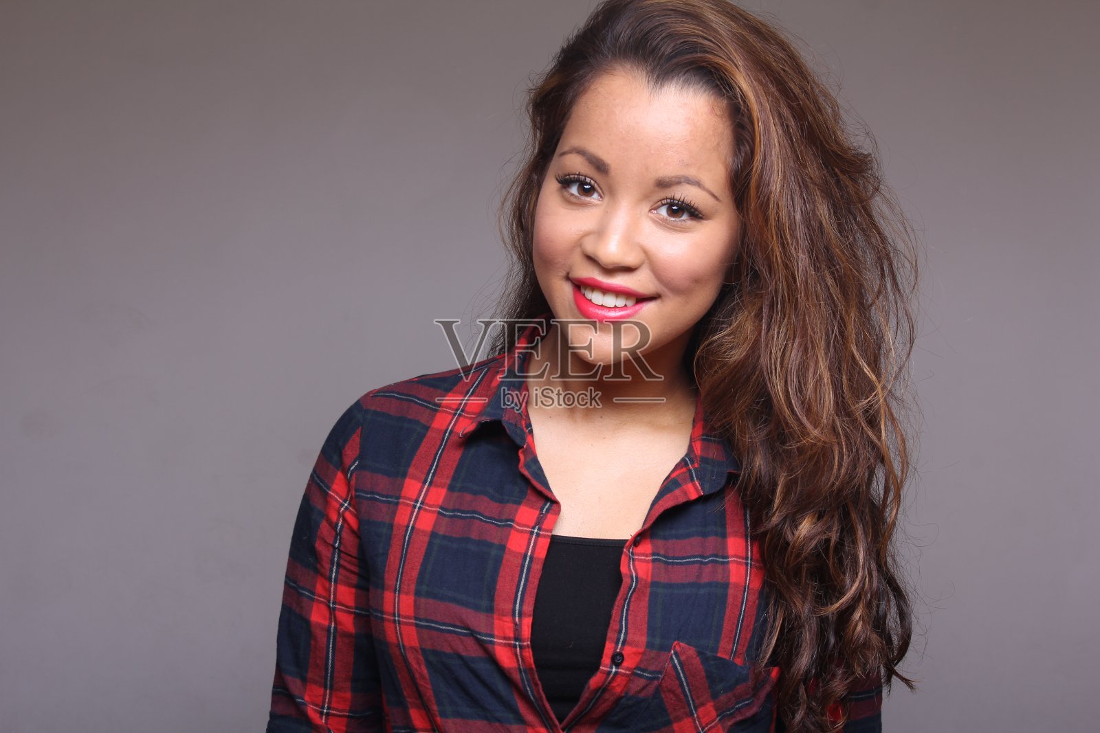 白色背景前的美女照片摄影图片