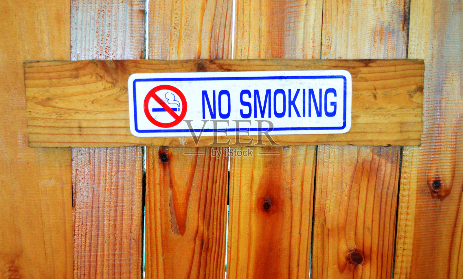木墙上禁止吸烟的标志照片摄影图片