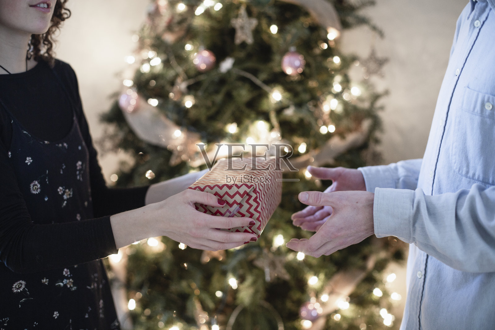 给一份礼物照片摄影图片