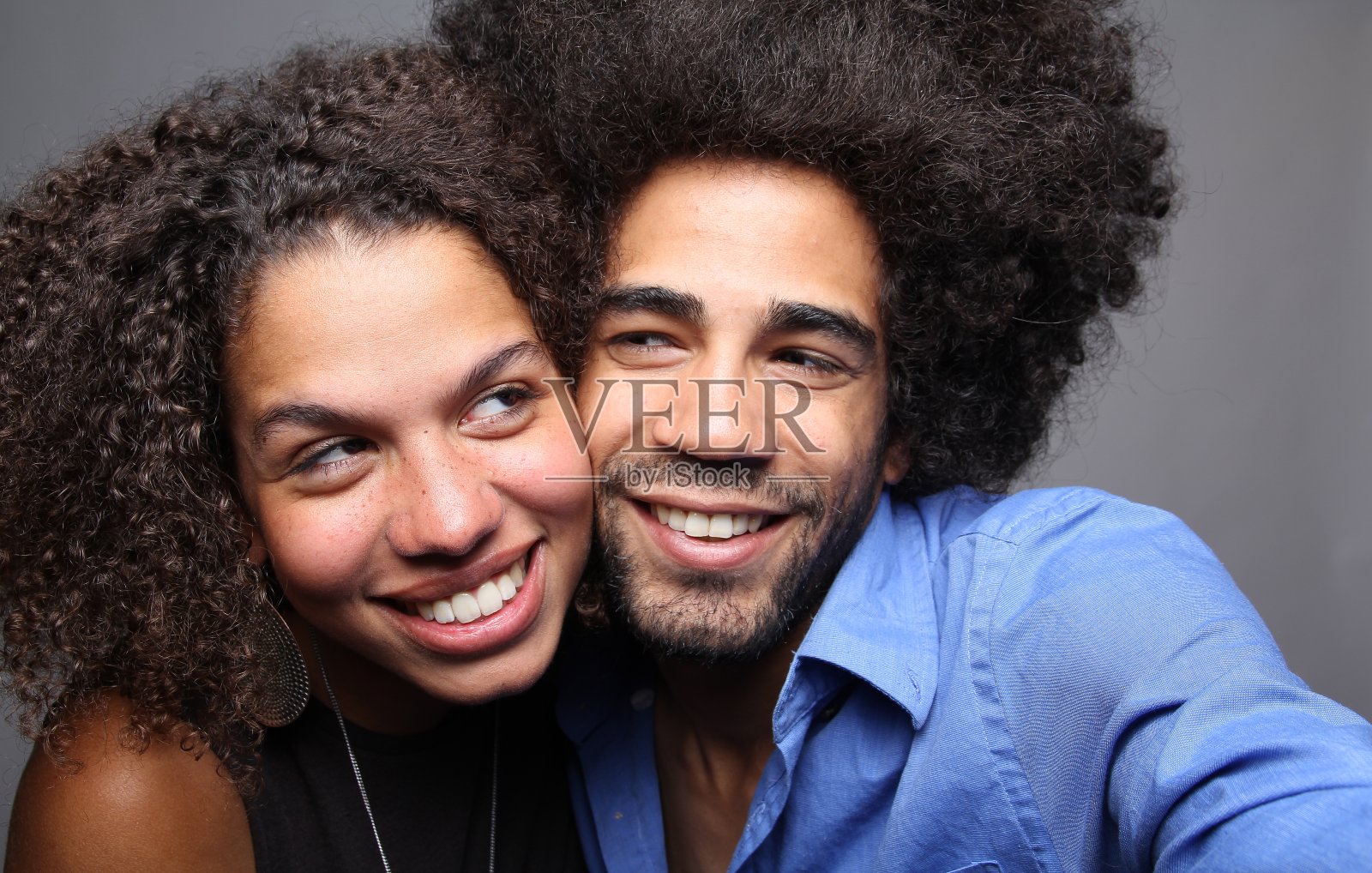 照相亭里一对幸福的情侣照片摄影图片