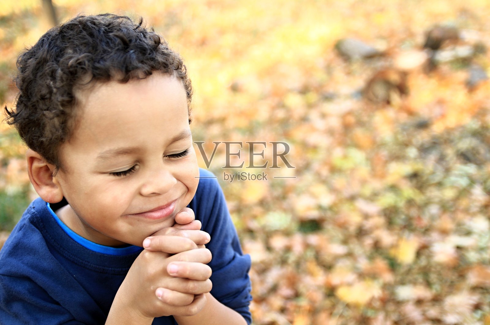 小男孩祈祷照片摄影图片
