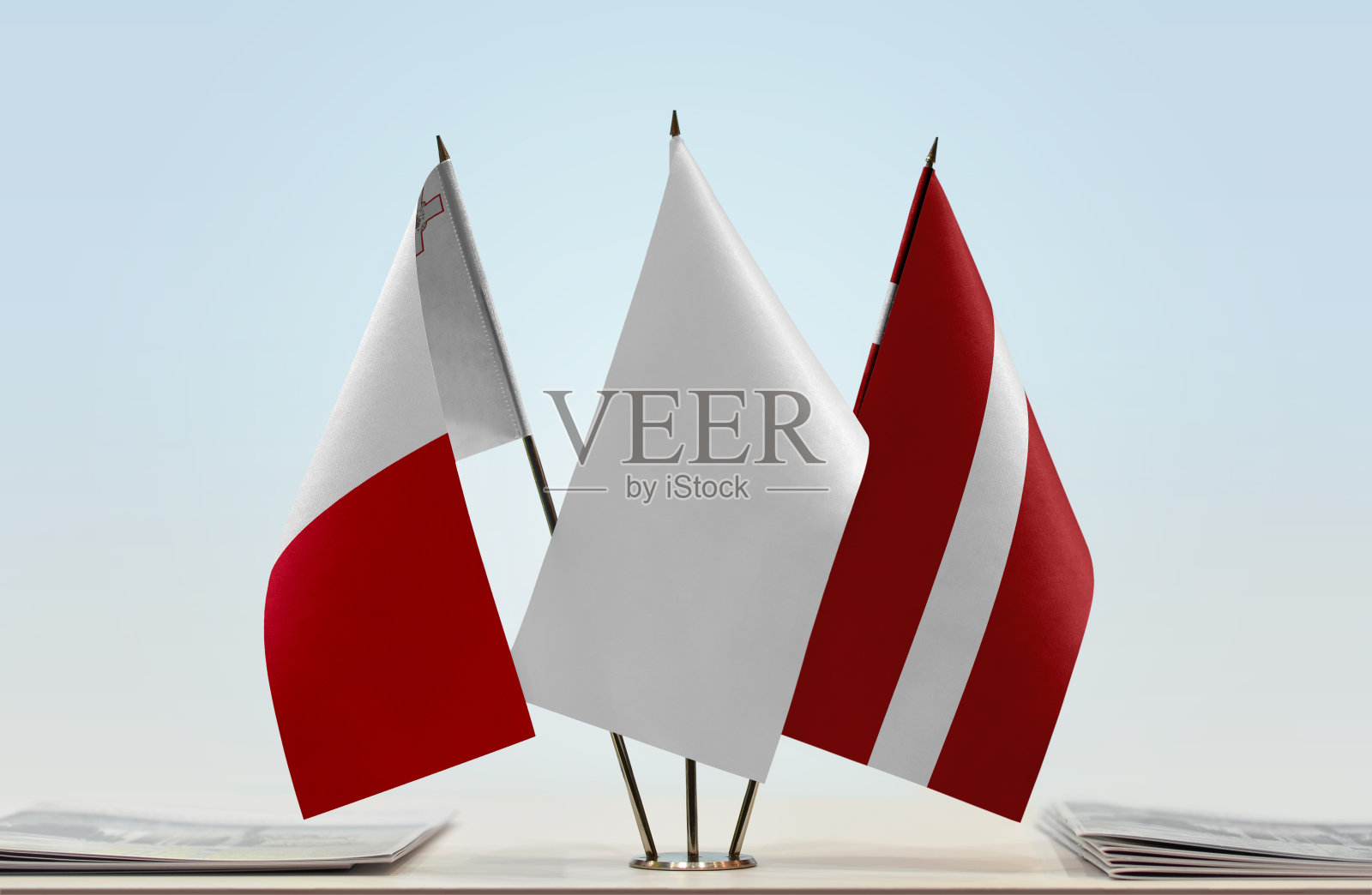 马耳他和拉脱维亚国旗照片摄影图片